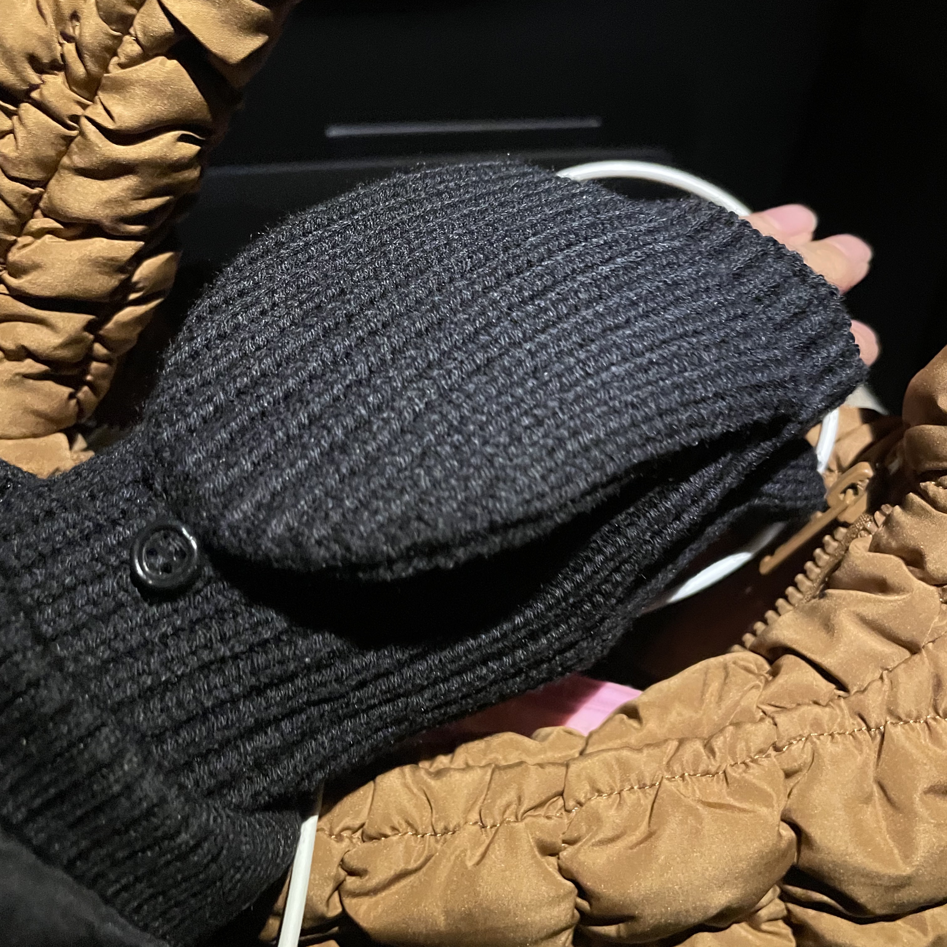 (W) UGG Cozy Knit Flip Mitten Black, COS Quilted Mini Bag Brown 착용 스타일