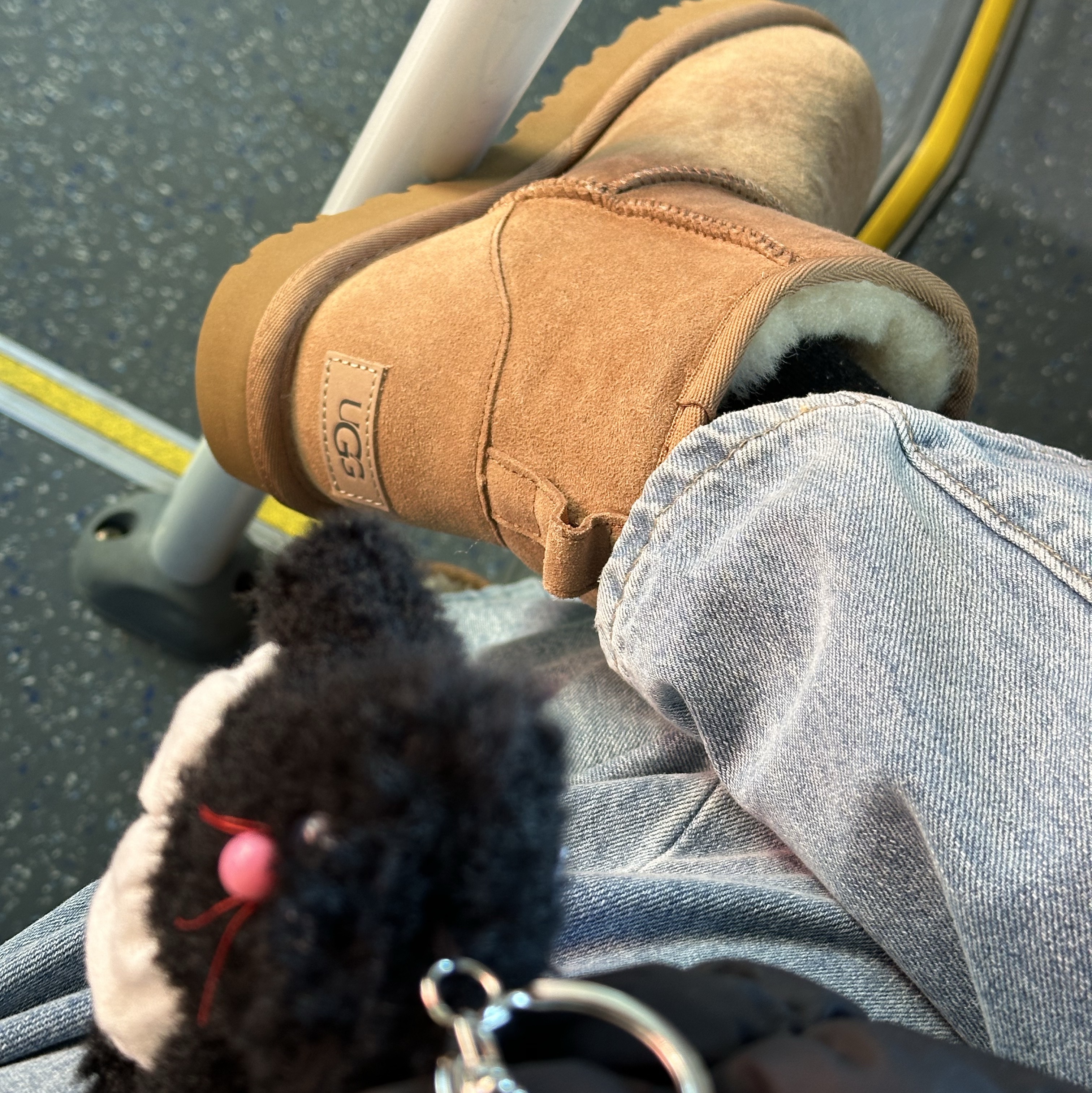 (W) UGG Classic Mini II Boots Chestnut, Monamhee Beulpingi Keyring with White Pants Black 착용 스타일