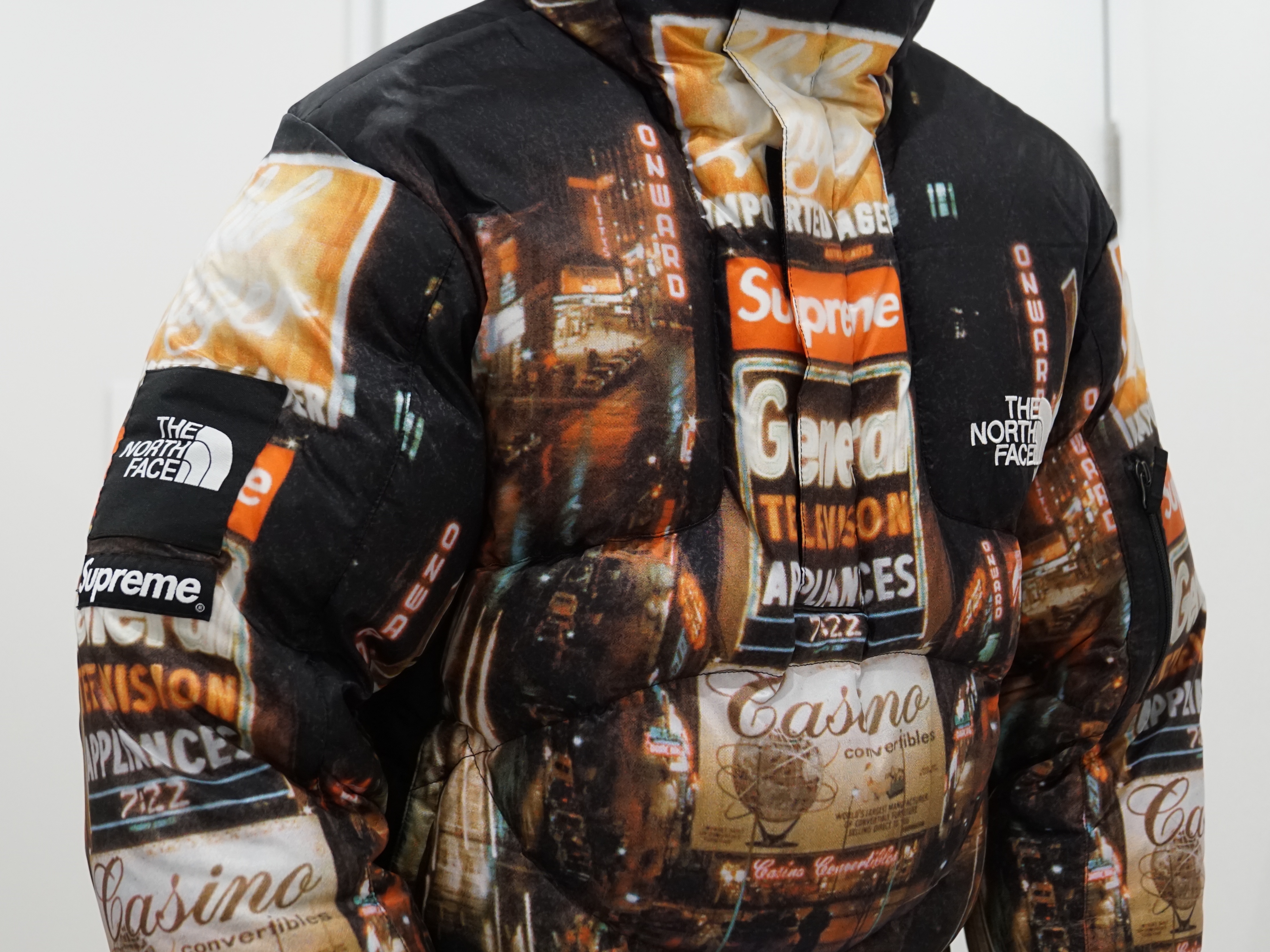 Supreme x The North Face 800-Fill Half Zip Hooded Pullover Times Square - 22FW 착용 스타일 - 1