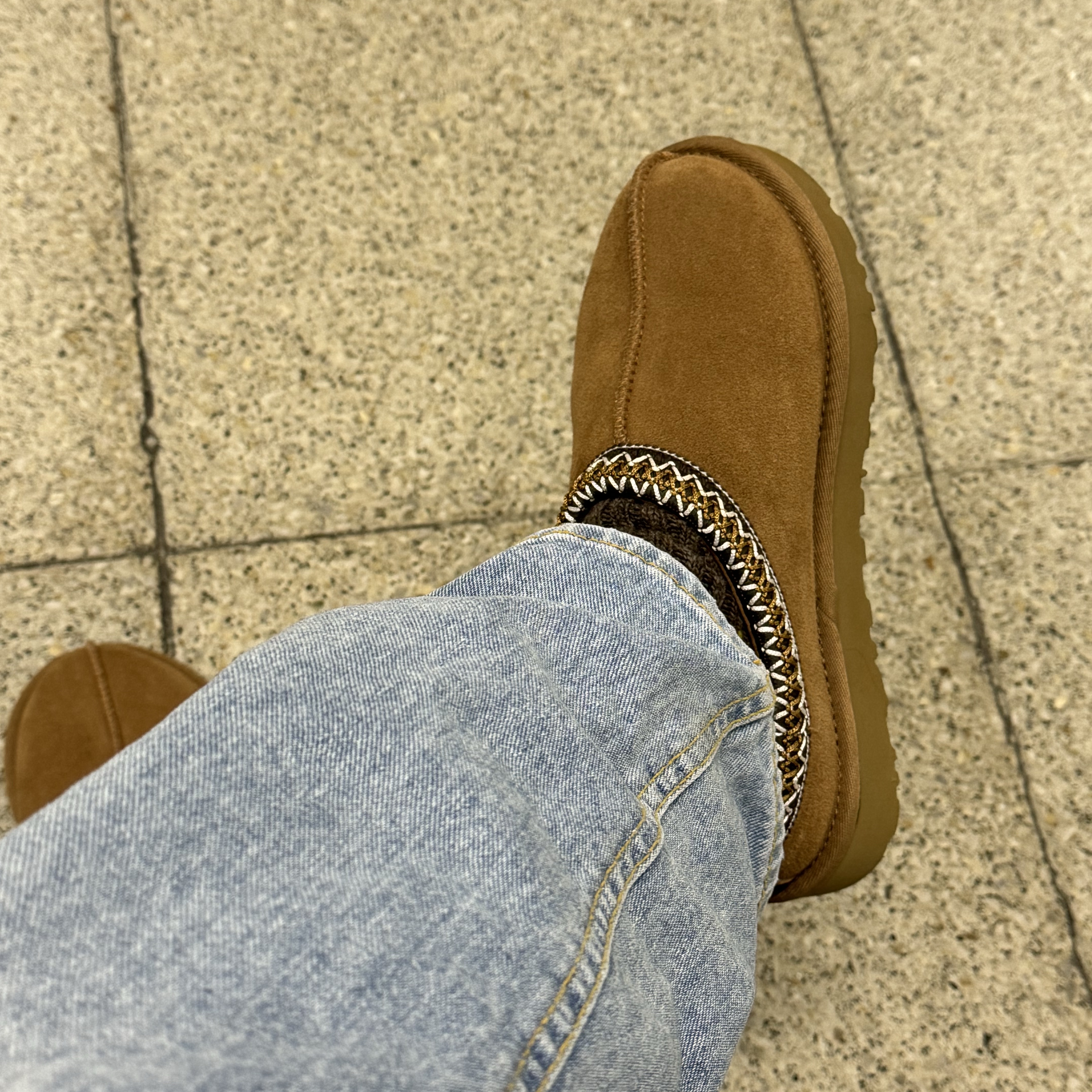 (W) UGG Tasman Slipper Chestnut 착용 스타일