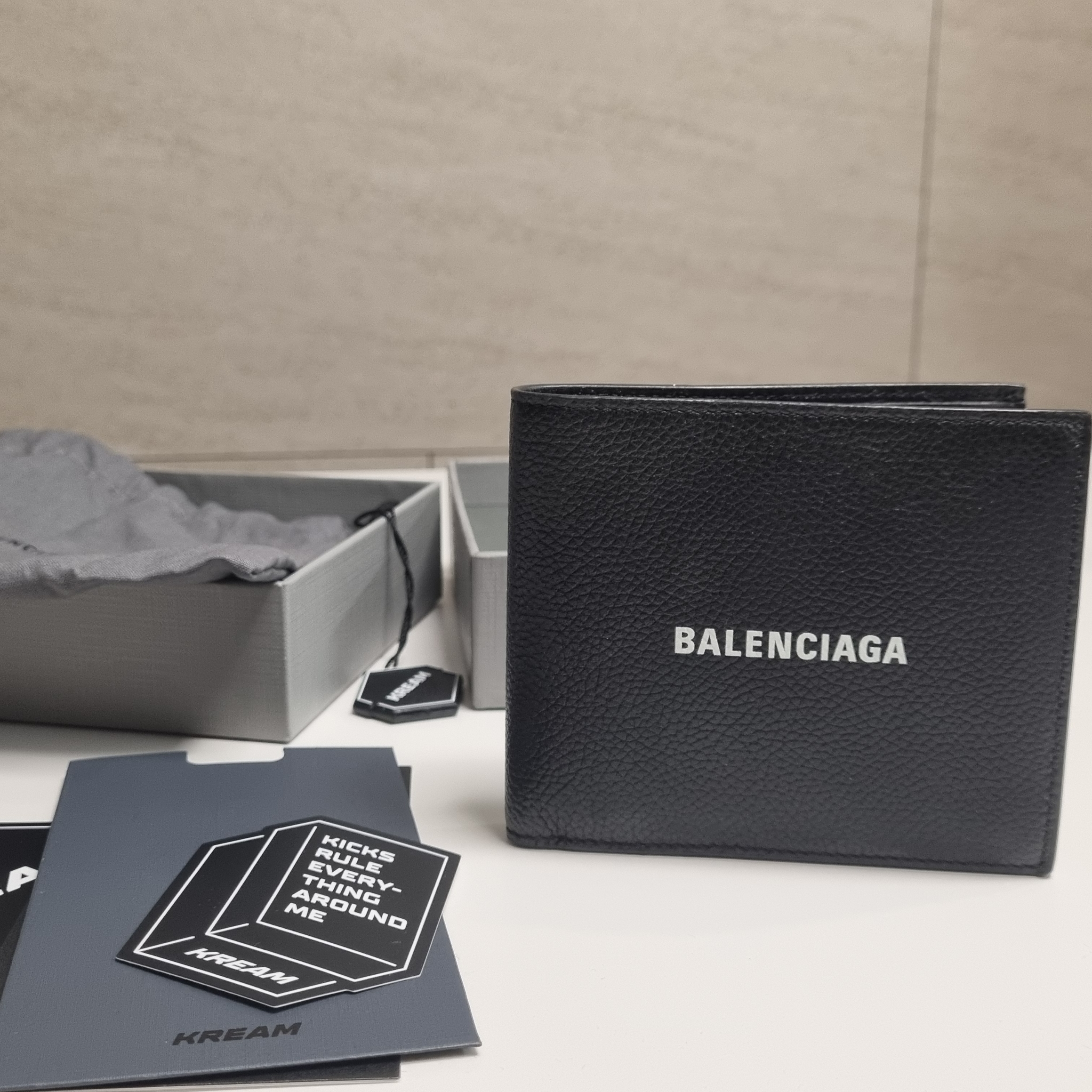 Balenciaga Cash Square Folded Wallet Black 착용 스타일 - 1