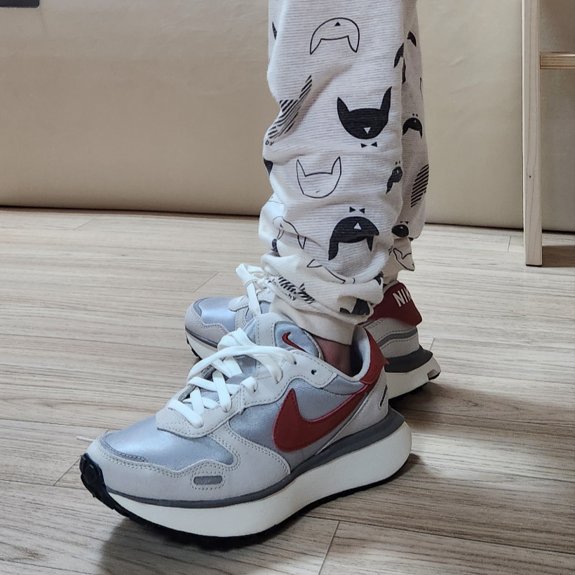 (W) Nike Phoenix Waffle Light Bone 착용 스타일