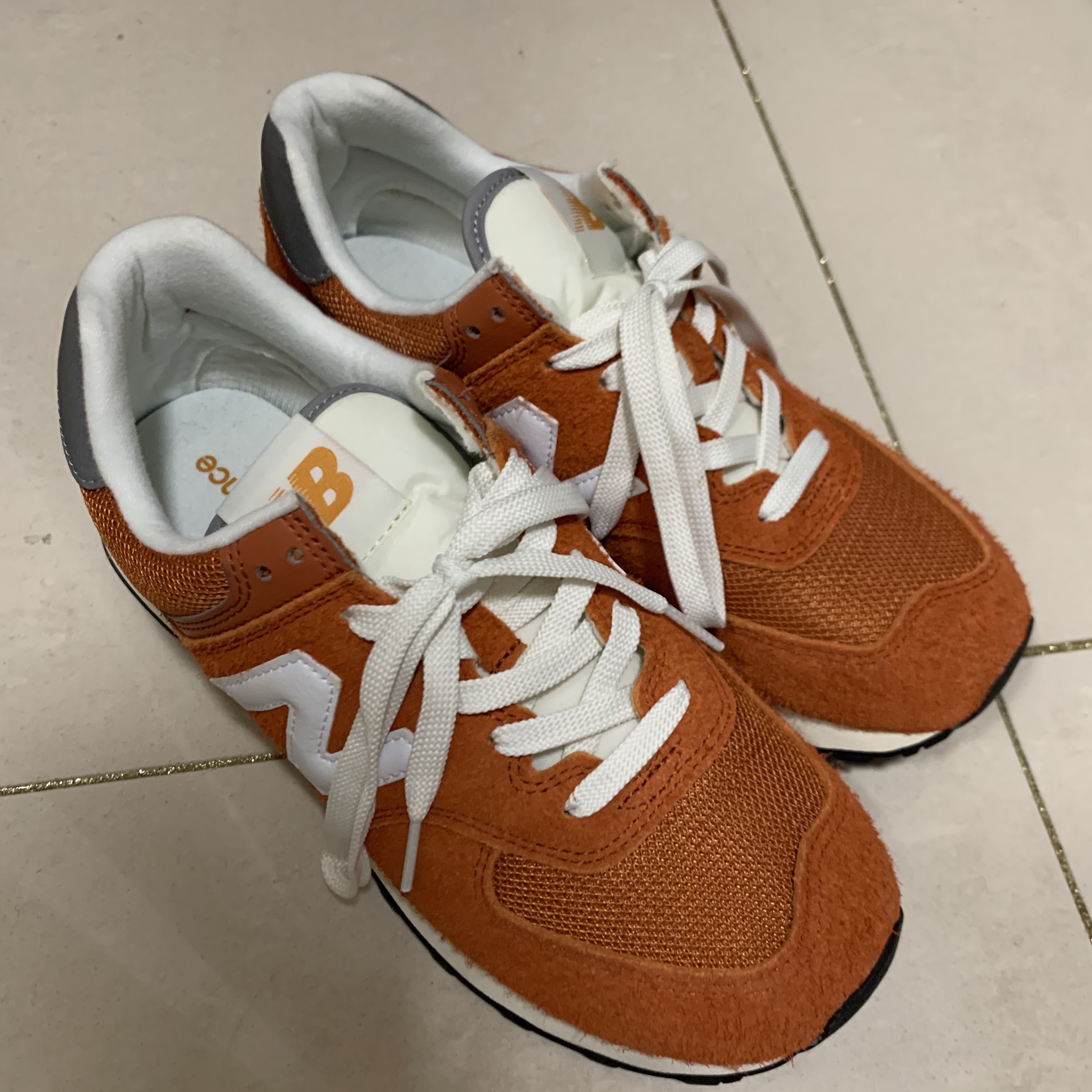 New Balance 574 Heritage Orange Burst White 착용 스타일