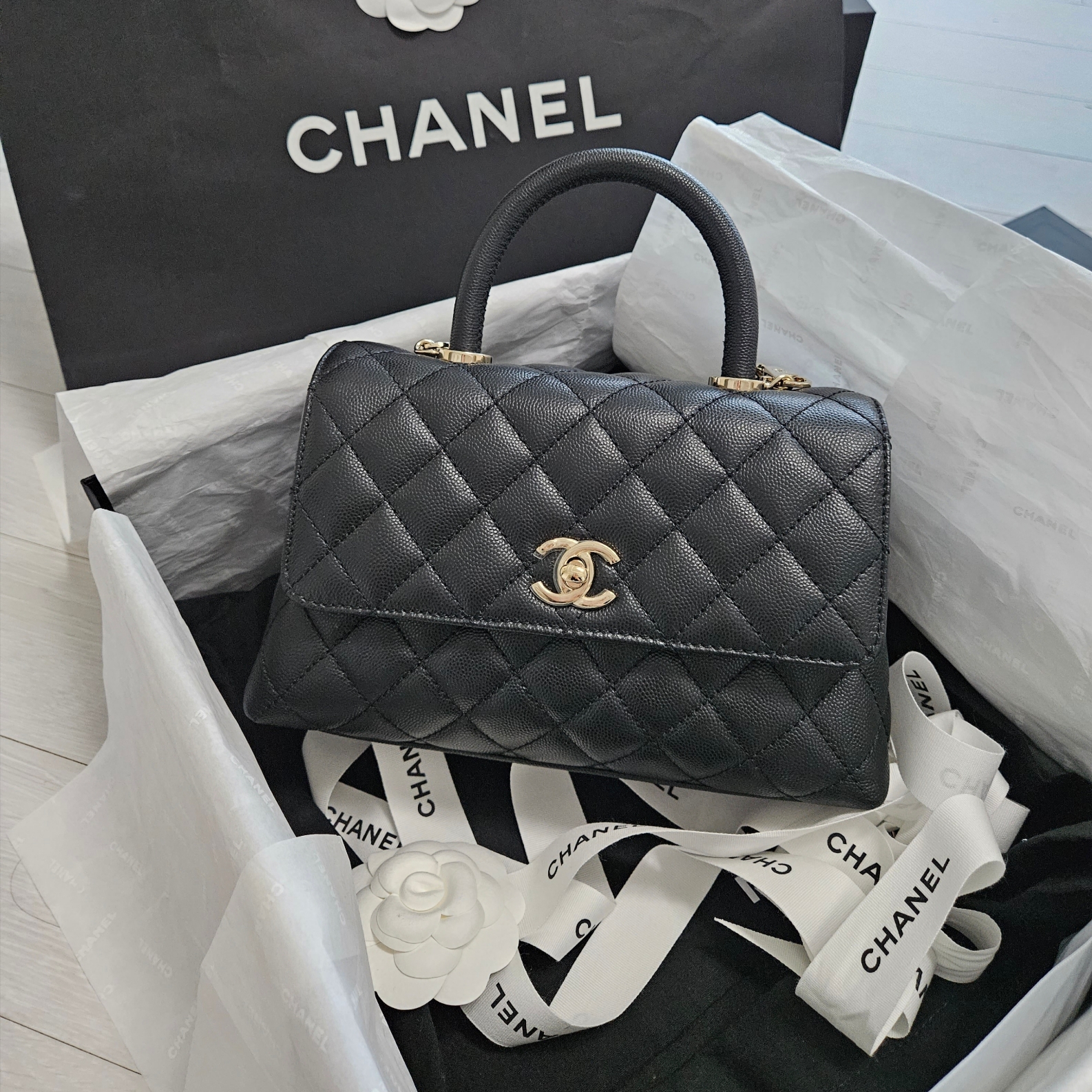 Chanel Flap Bag with Top Handle Grained Calfskin & Gold Black 착용 스타일