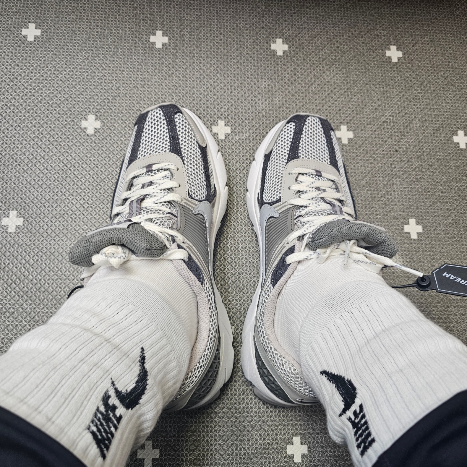 Nike Zoom Vomero 5 PRM Light Iron Ore and Flat Fewter 착용 스타일 - 1