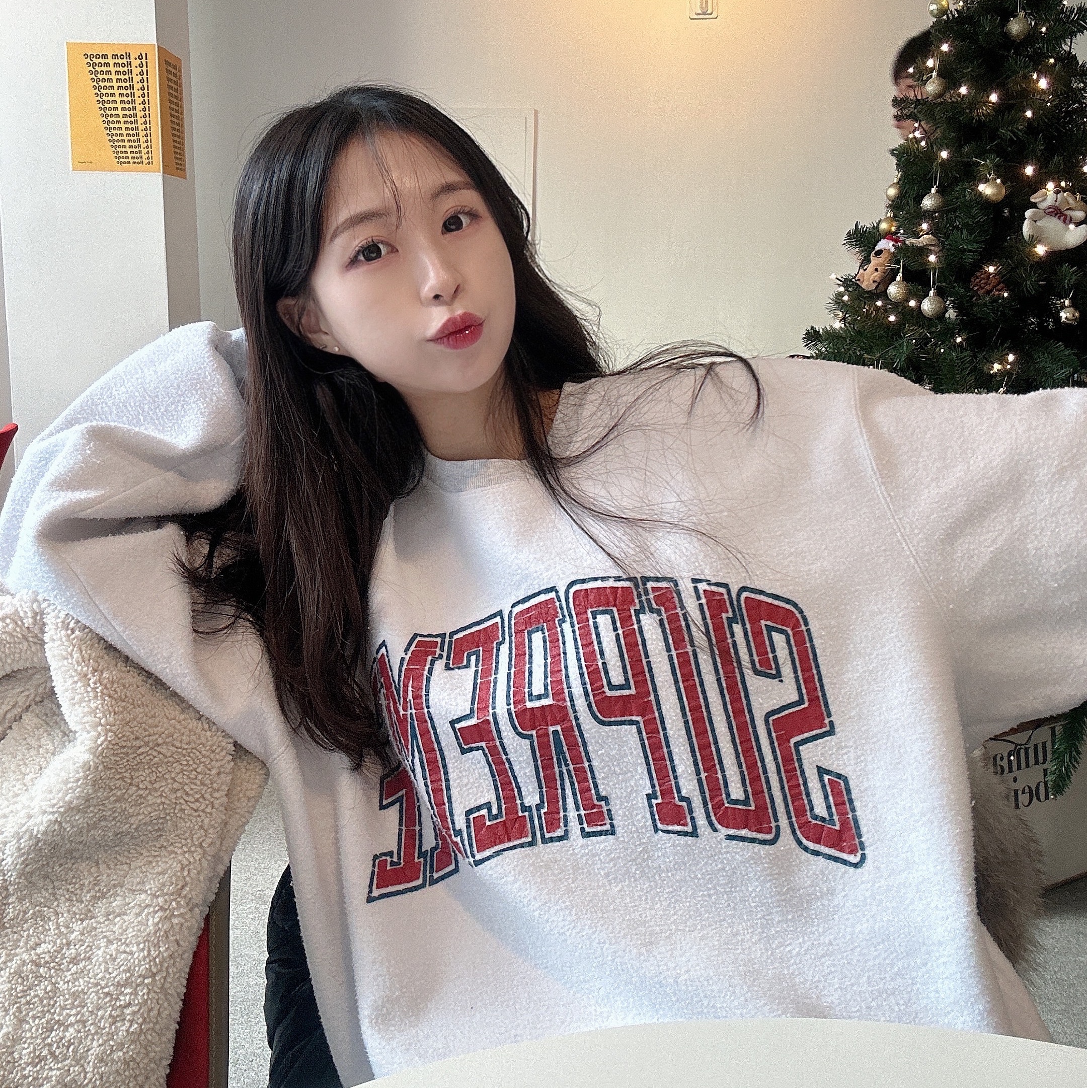 Supreme Inside Out Crewneck Ash Grey - 23FW 착용 스타일
