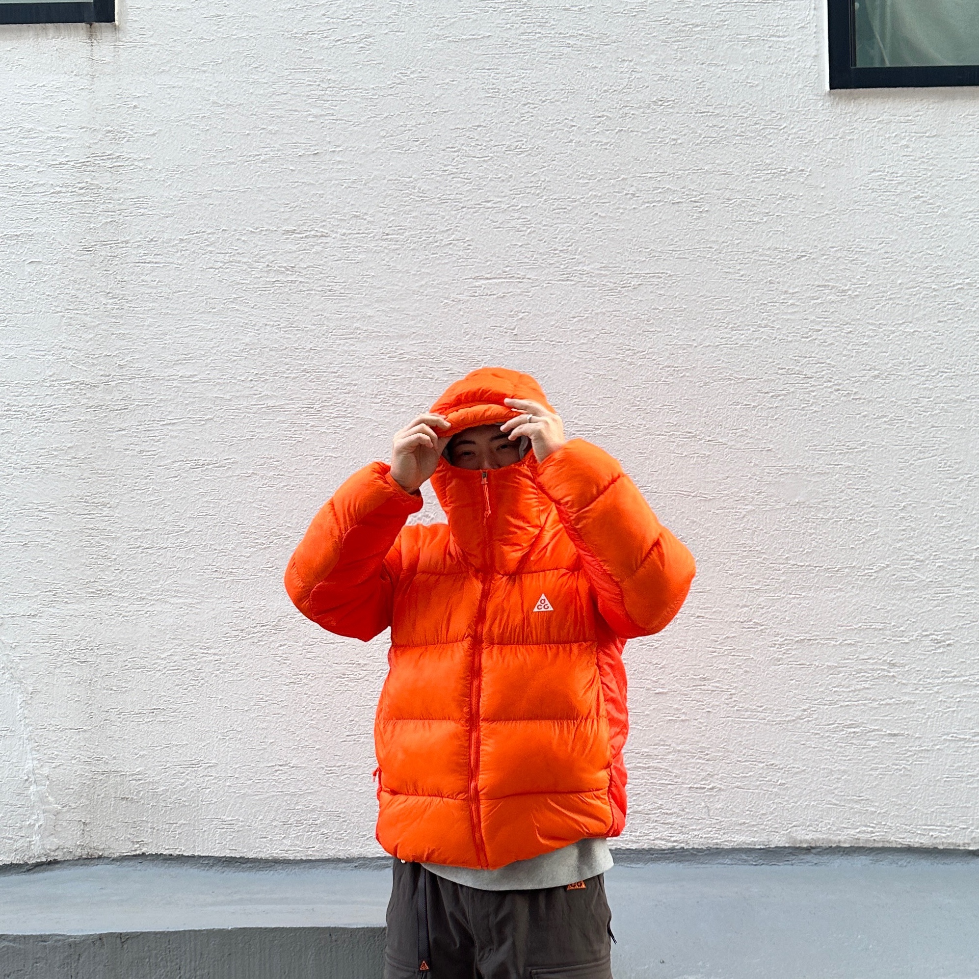 Nike ACG Therma-Fit ADV Lunar Lake Puffer Jacket Safety Orange - Asia, Nike ACG Smith Summit Cargo Pants Velvet Brown - Asia 착용 스타일 - 1