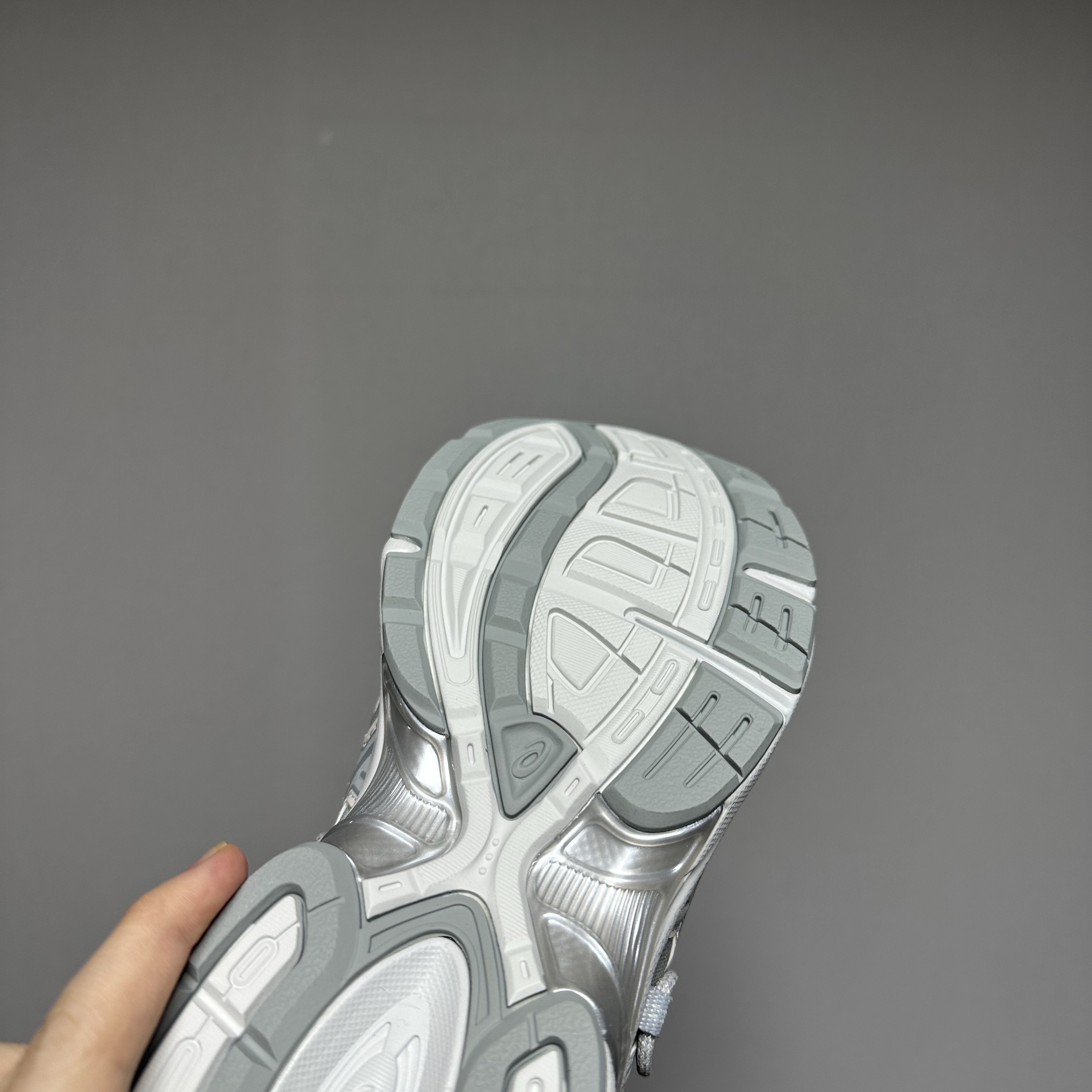 Asics x Atmos x Ojos Gel-1130 RE Glacier Grey Pure Silver 착용 스타일 - 4