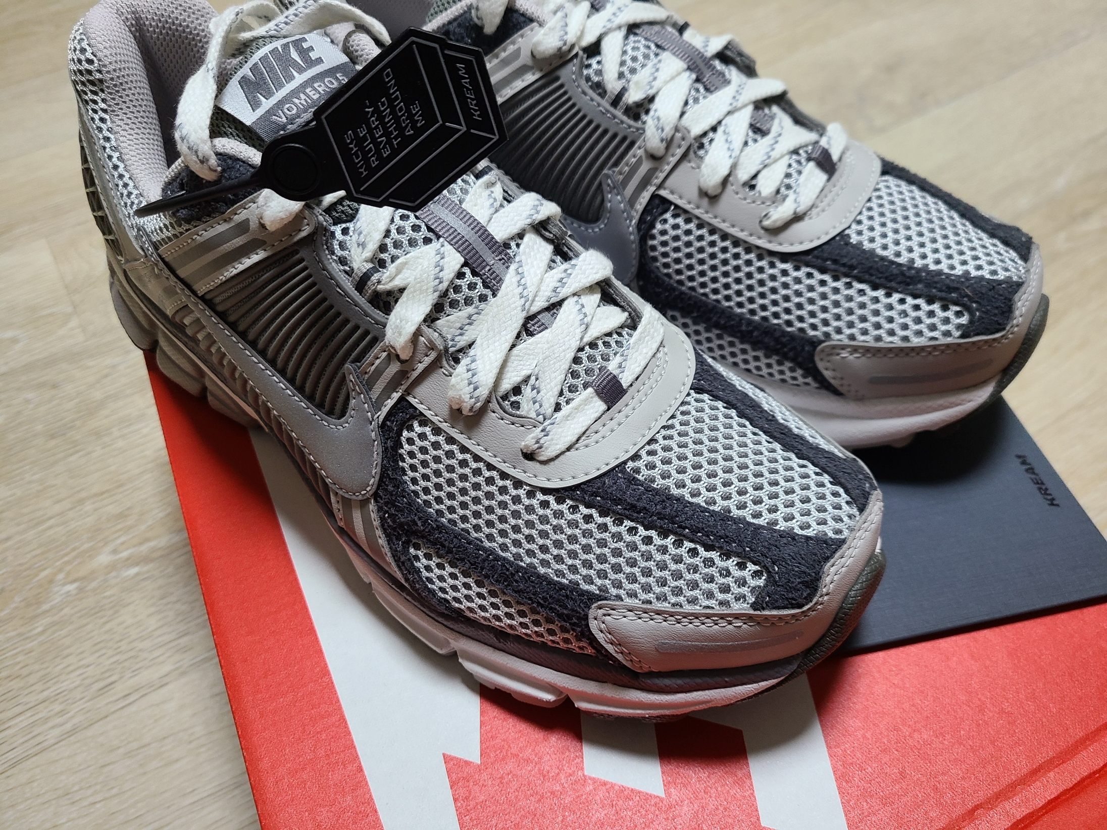 Nike Zoom Vomero 5 PRM Light Iron Ore and Flat Fewter 착용 스타일 - 2