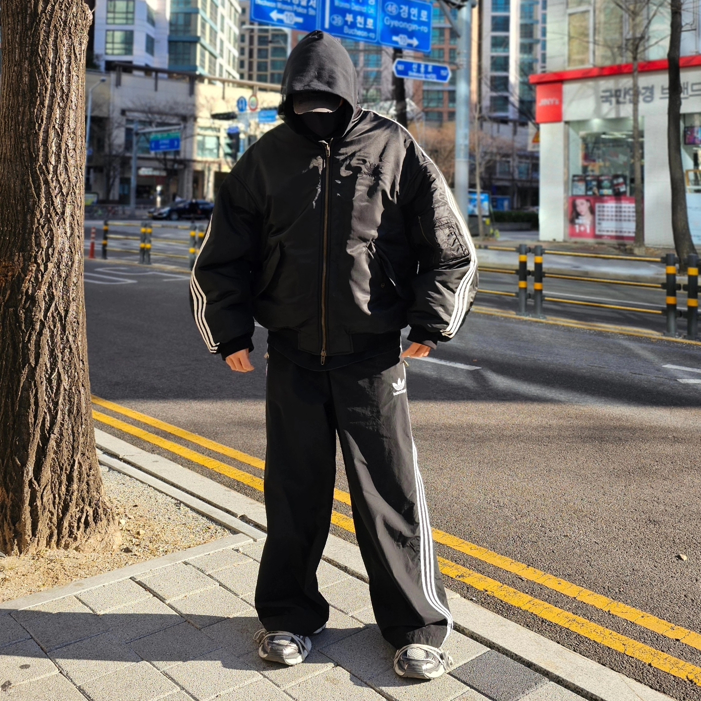 Balenciaga x Adidas Tracksuit Trousers Black, Balenciaga x Adidas Bomber Jacket Black 착용 스타일 - 4