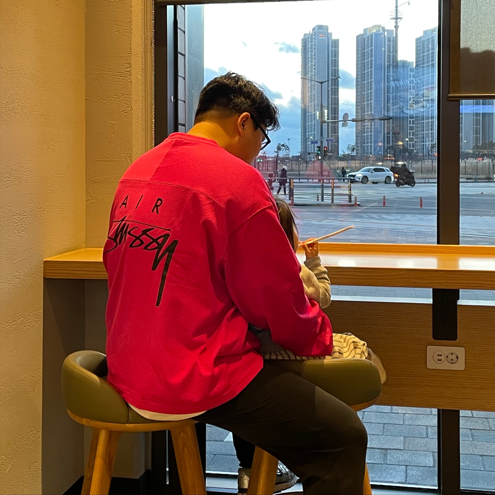 Nike x Stussy Long Sleeve Top Fireberry (FJ9164-615) 착용 스타일