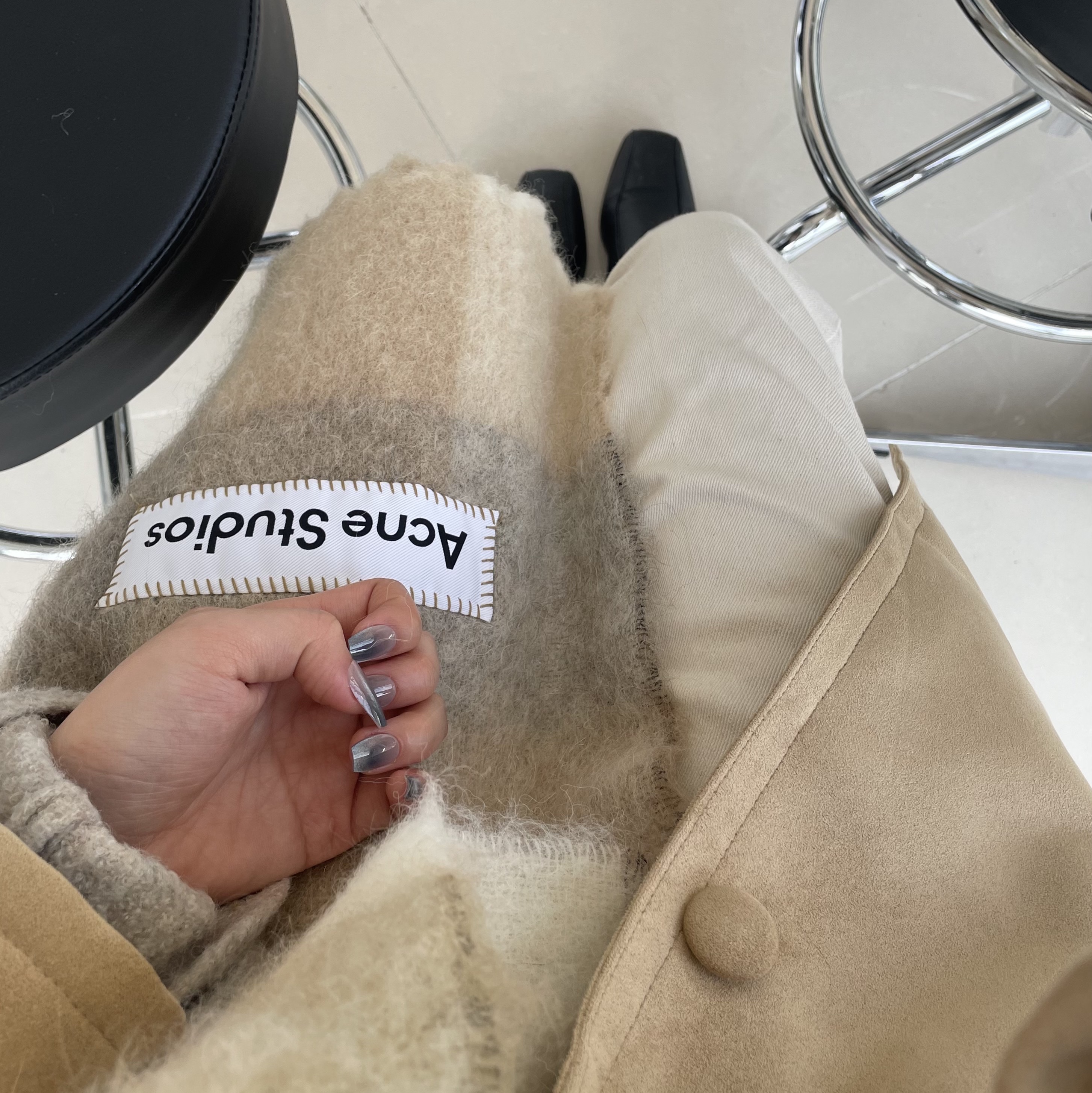 Acne Studios Mohair Check Muffler White Beige 착용 스타일