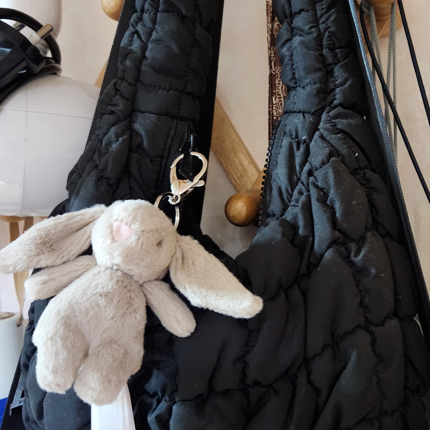 COS Quilted Mini Bag Black, Jellycat Bashful Bunny Bag Charm Beige 착용 스타일