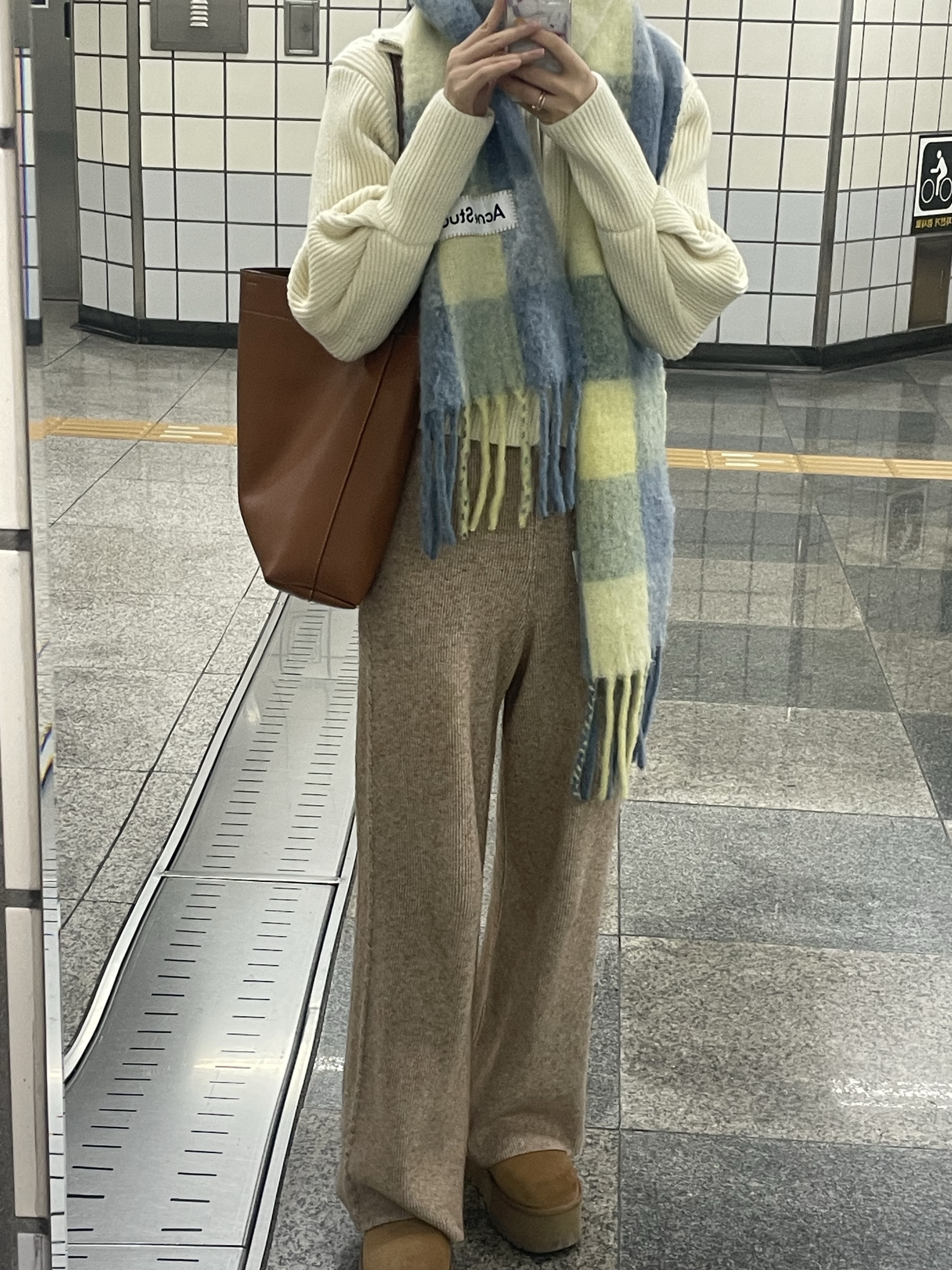 Acne Studios Mohair Check Muffler Pastel Blue Beige, (W) UGG Classic Ultra Mini Platform Boots Chestnut 착용 스타일 - 2