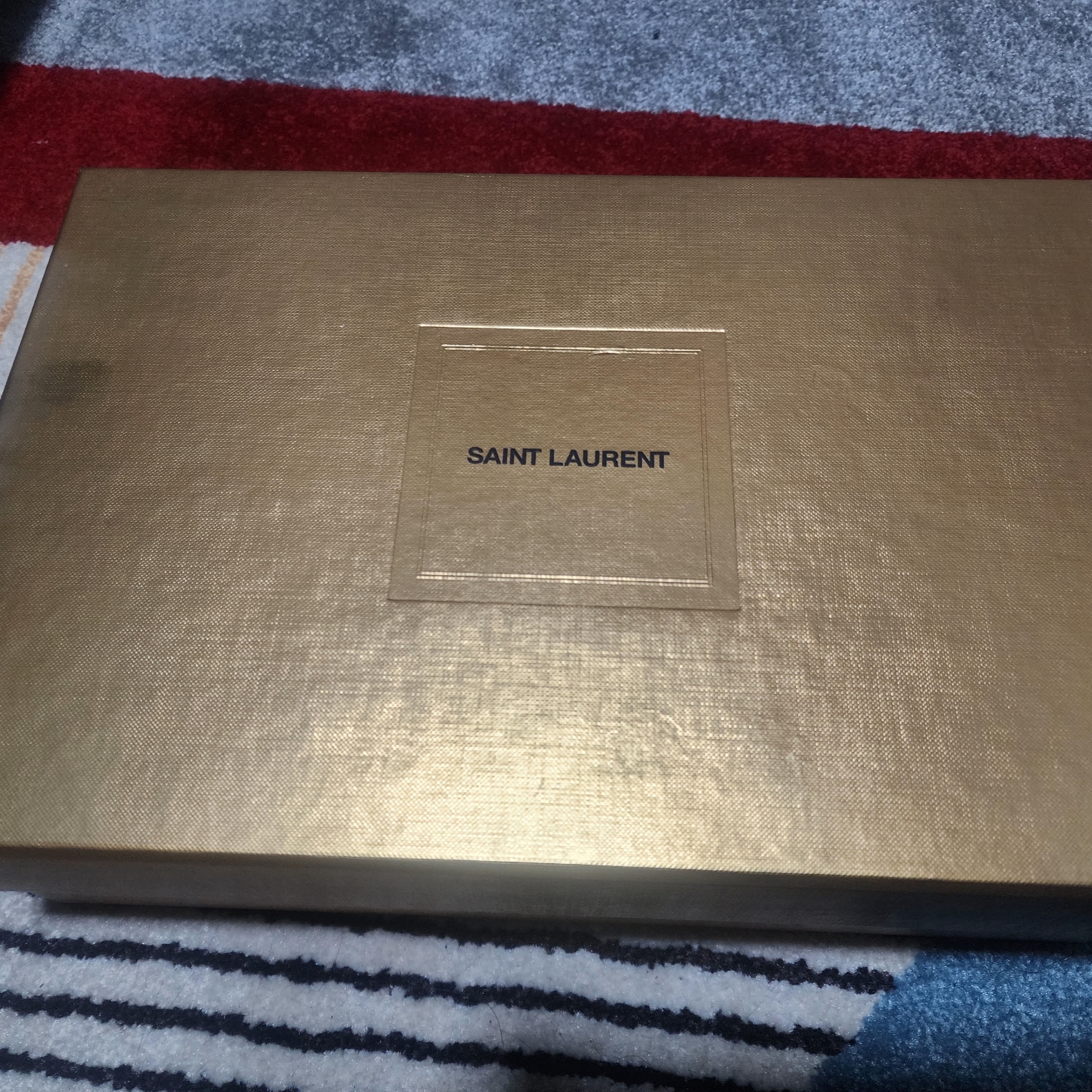 Saint Laurent Envelope Medium Chain Bag in Mix Matelasse Grain De Poudre Embossed Leather Black 착용 스타일 - 2