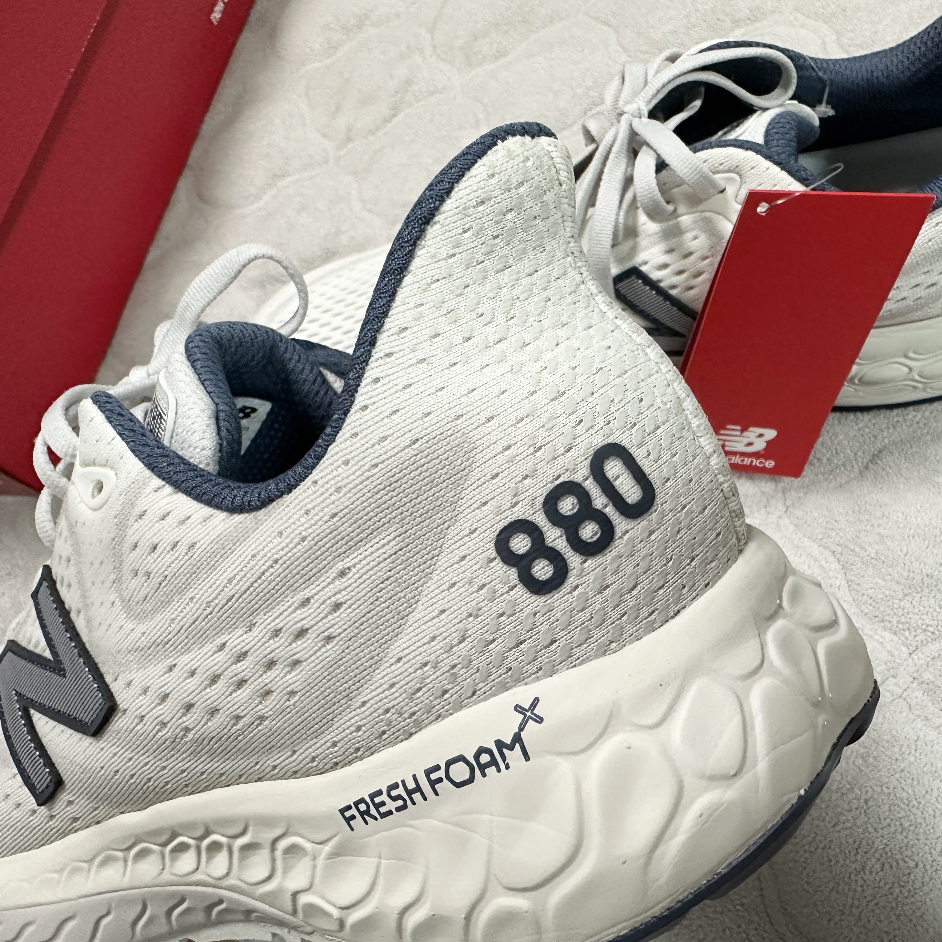 New Balance Fresh Foam X 880v13 Phantom White - 2E Wide 착용 스타일 - 5