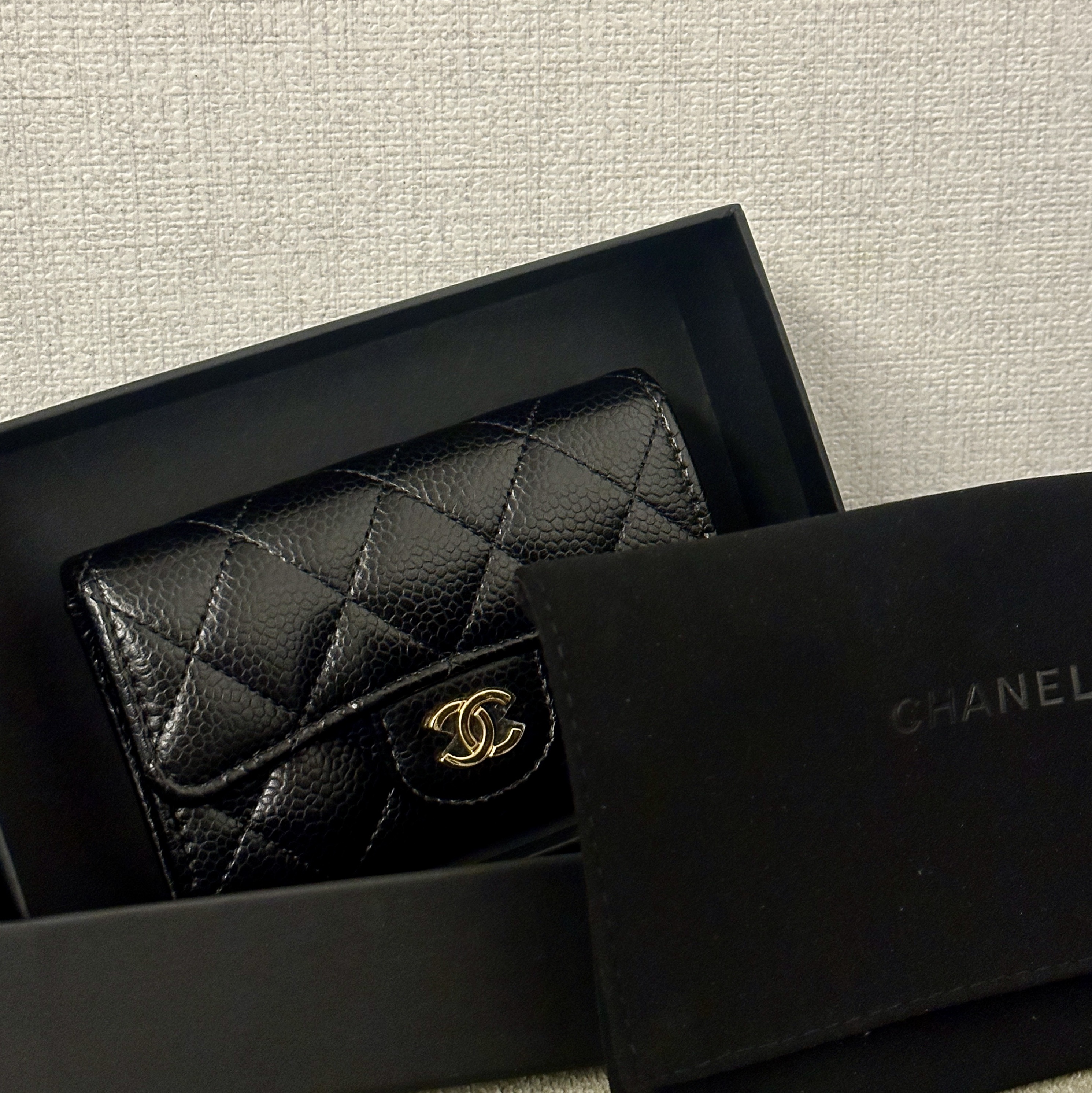 Chanel Classic Card Holder Grained Calfskin & Gold Black 착용 스타일