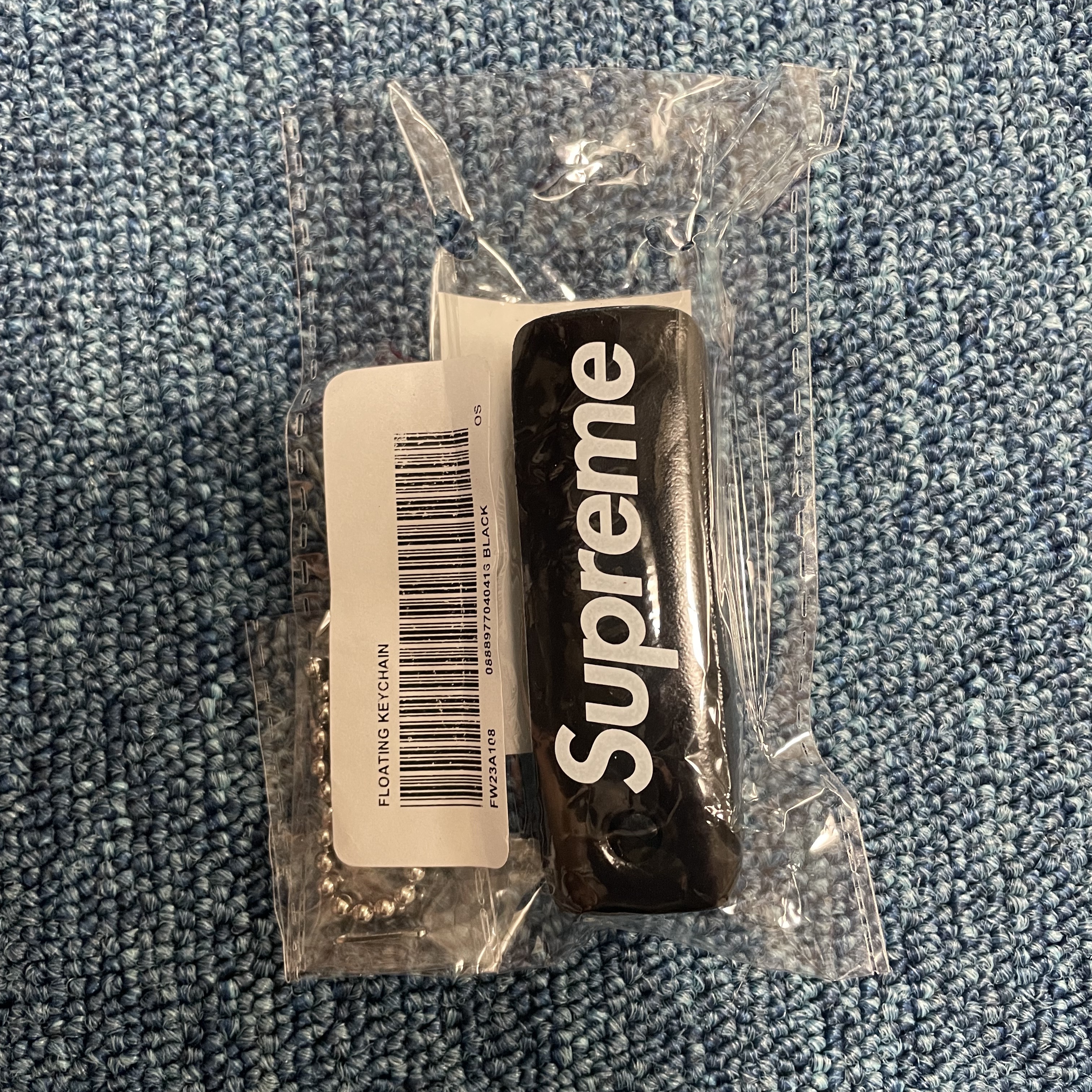 Supreme Floating Keychain Black - 23FW 착용 스타일