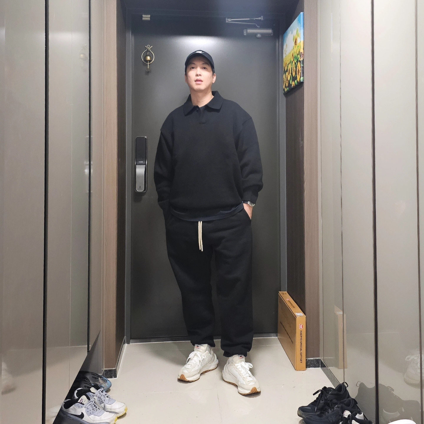 Essentials The Black Collection Knit Polo Black - 23SS, Essentials Sweatpants Jet Black - 23FW 착용 스타일 - 1