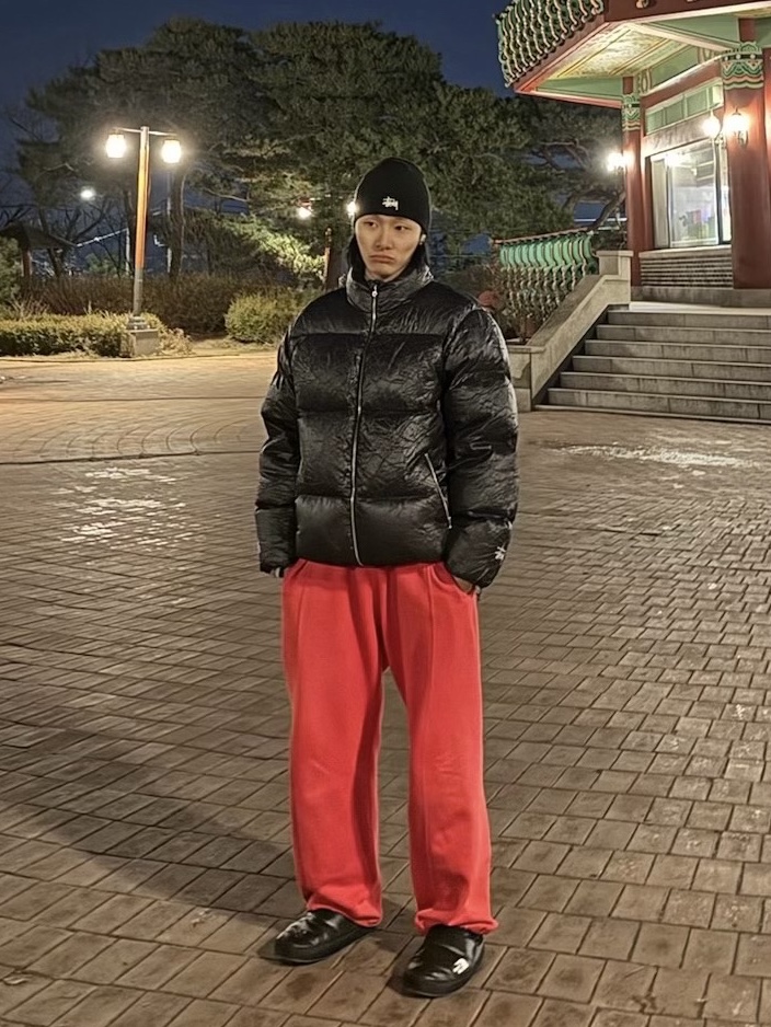 Stussy Wrinkled Nylon Down Puffer Black, Stussy Basic Skullcap Beanie Black 착용 스타일 - 1
