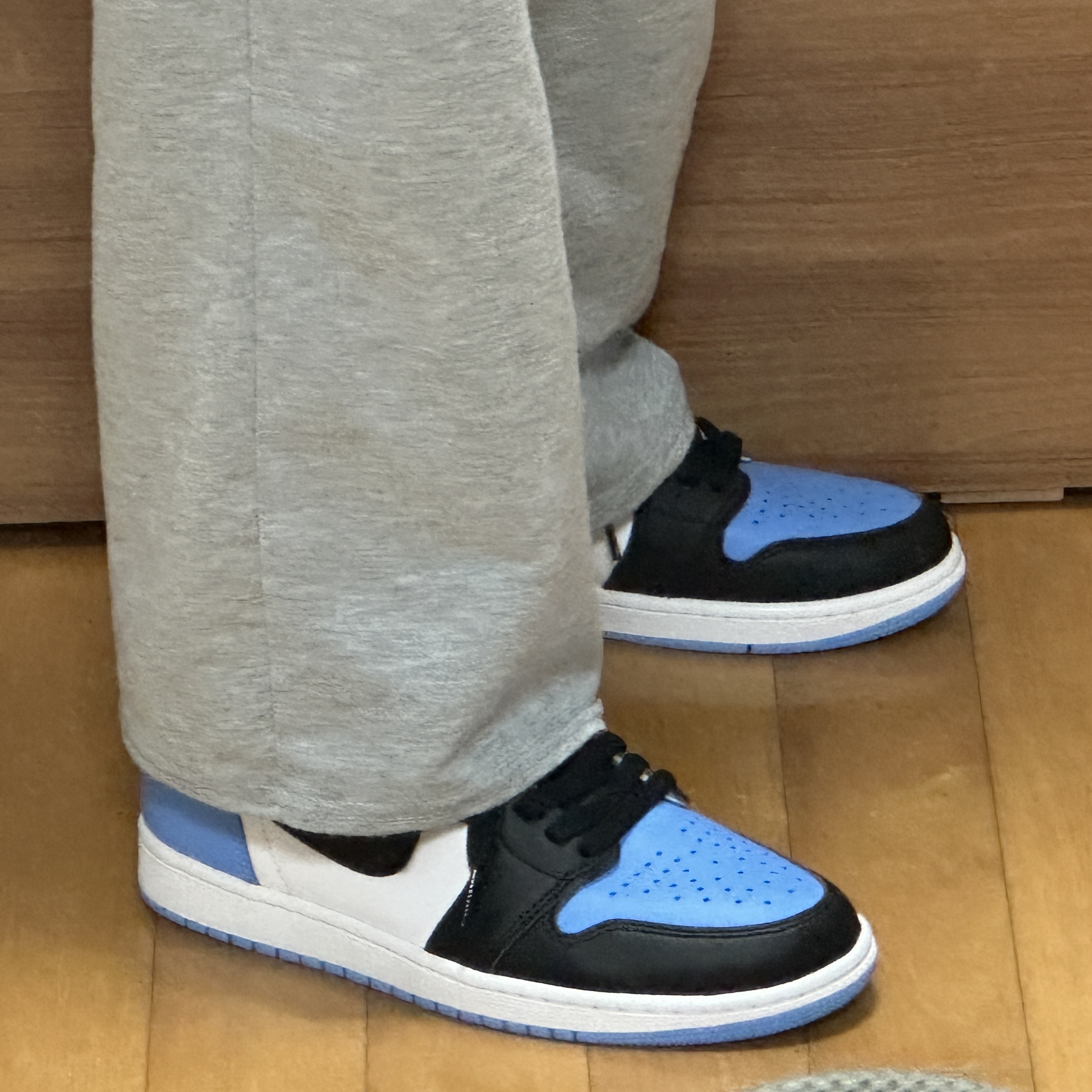 Jordan 1 Retro High OG University Blue 착용 스타일 - 2