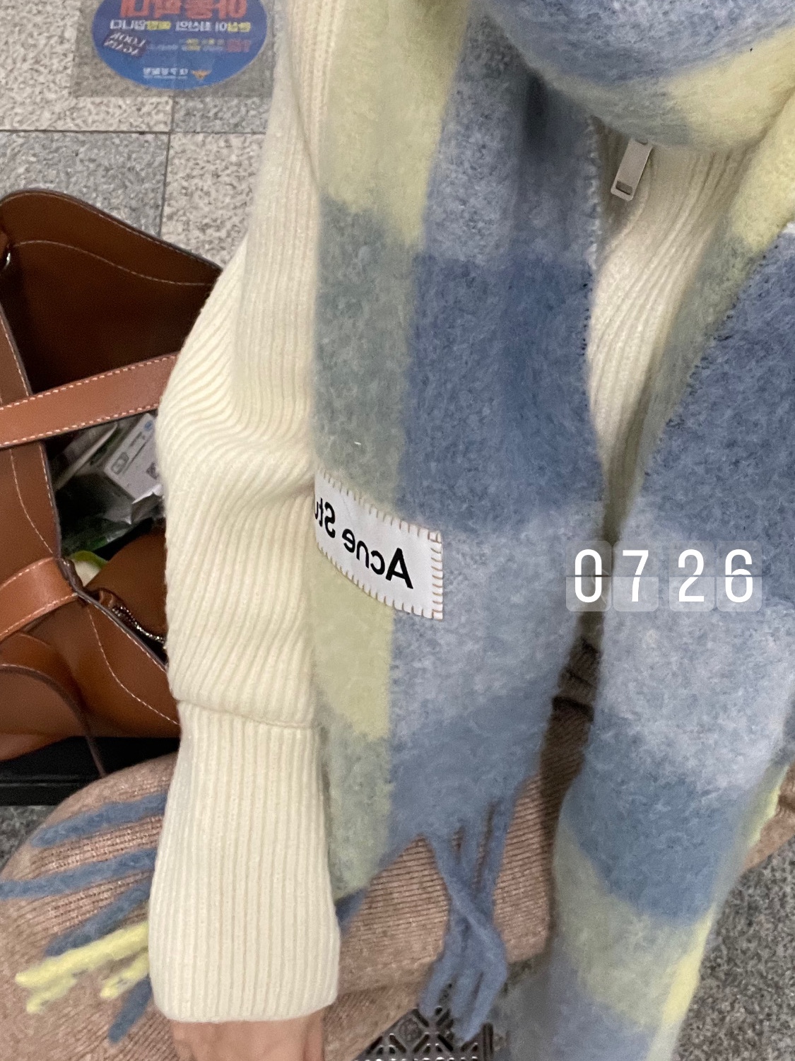 Acne Studios Mohair Check Muffler Pastel Blue Beige, (W) UGG Classic Ultra Mini Platform Boots Chestnut 착용 스타일 - 1