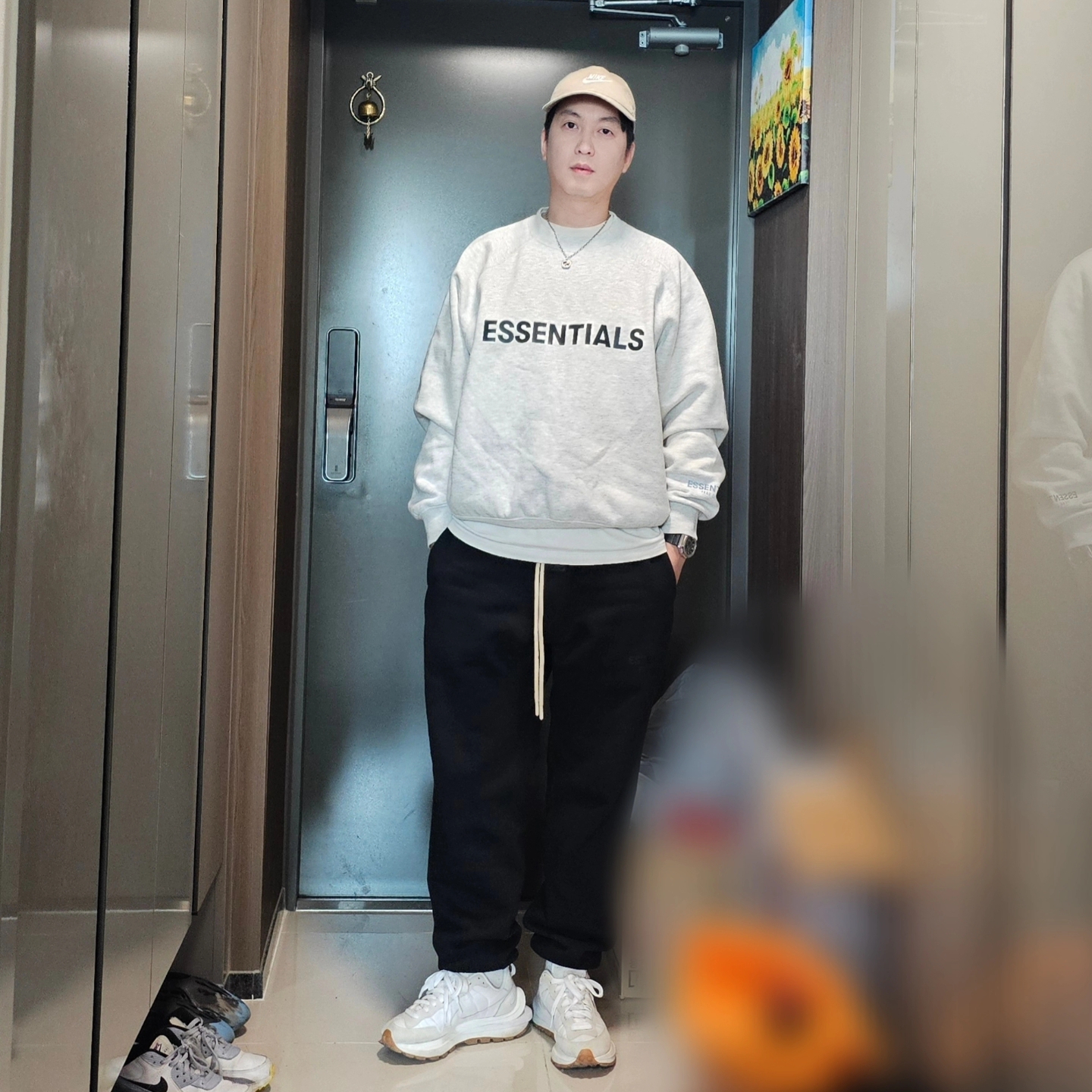 Essentials 3D Silicon Applique Crewneck Oatmeal/Oatmeal Heather/Light Heather Oatmeal 2020, Essentials Sweatpants Jet Black - 23FW 착용 스타일 - 2