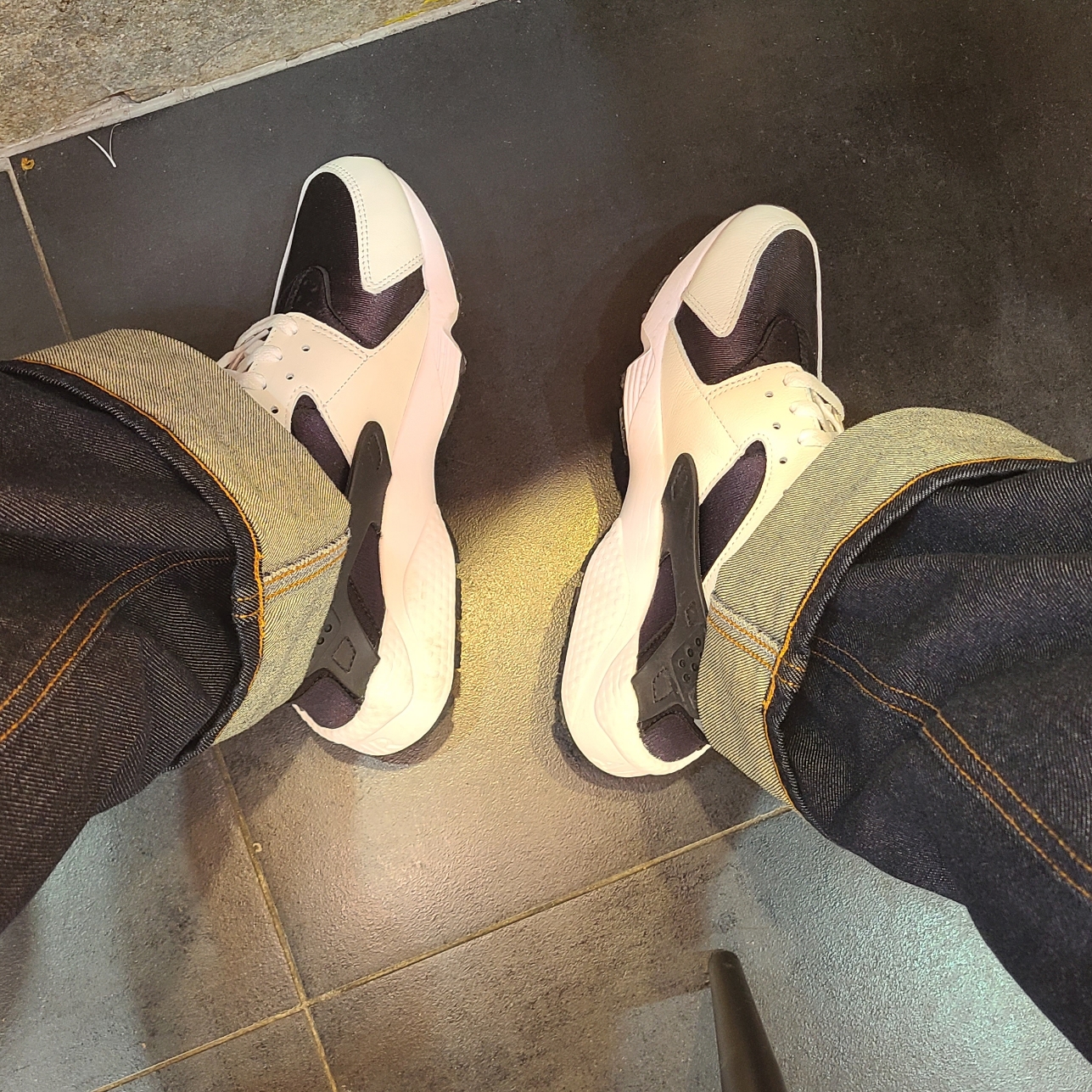 Nike Air Huarache Black and White 착용 스타일