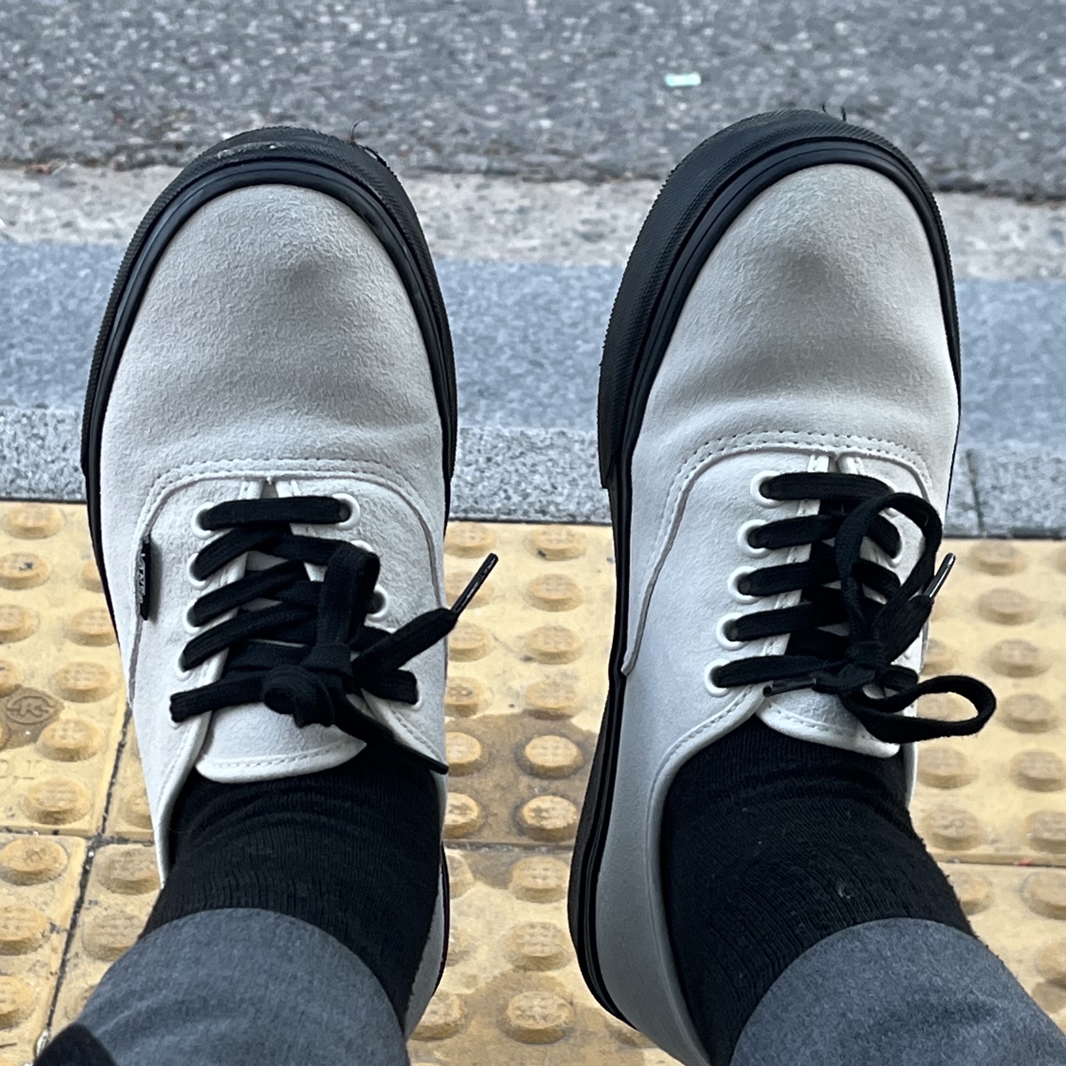 Vans Authentic Suede Marshmallow Black 착용 스타일 - 2
