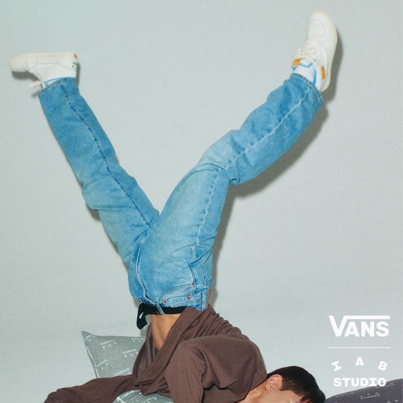 Vans x IAB Studio Half Cab Marshmallow Antique White 착용 스타일 - 2