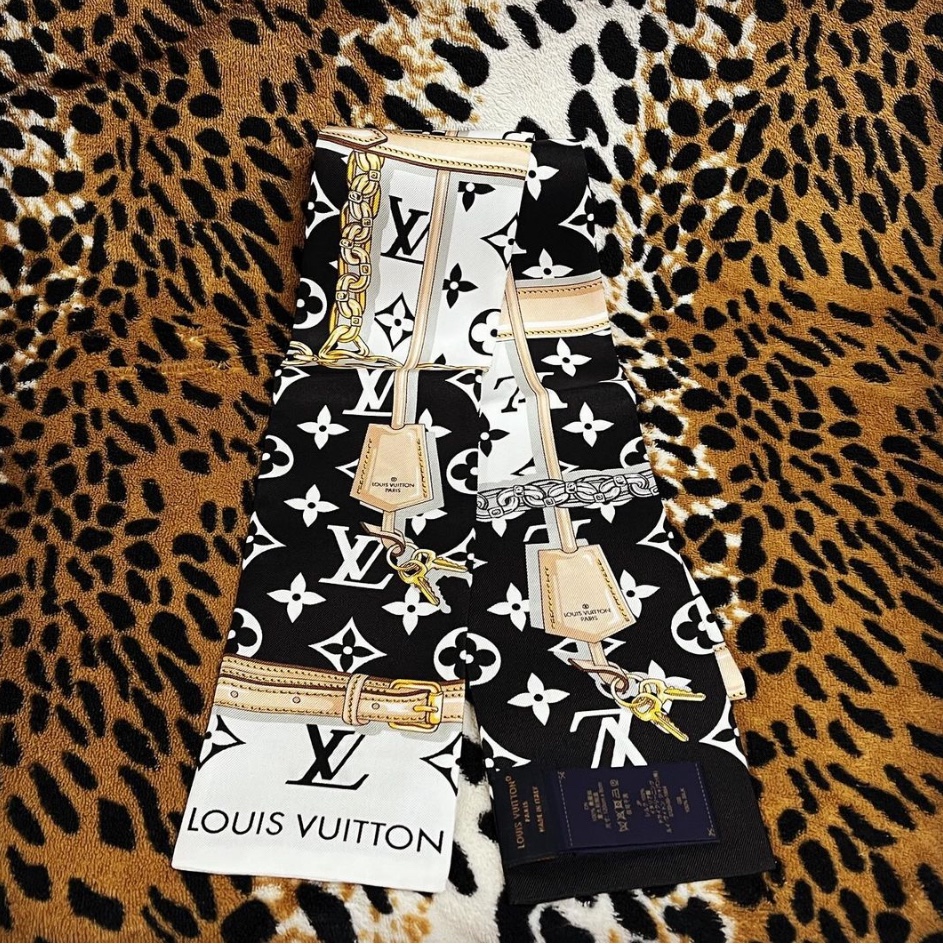 (W) Louis Vuitton Monogram Confidential Bandeau Black 착용 스타일 - 1