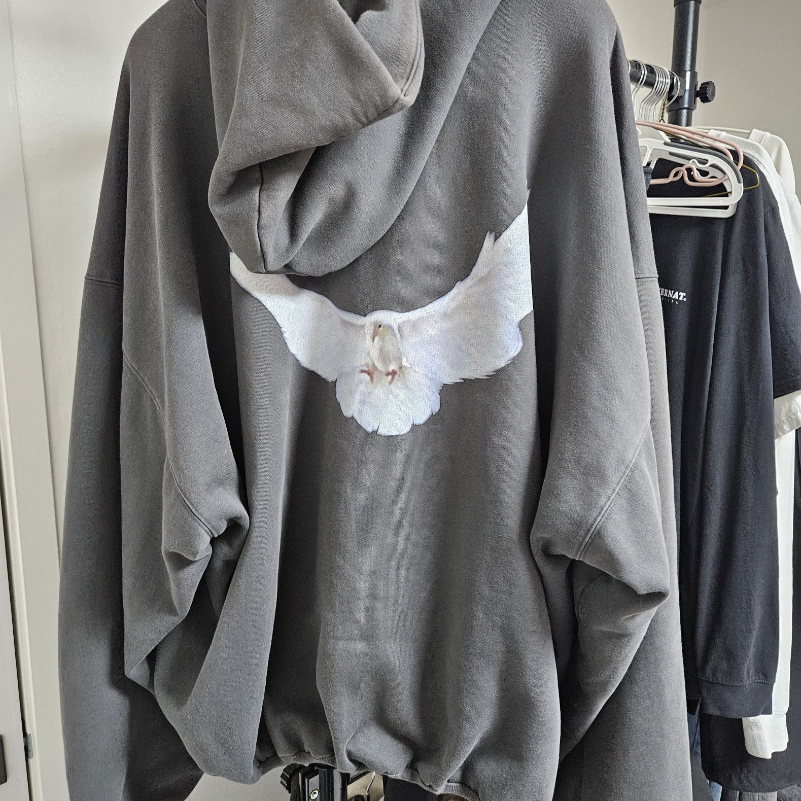 Yeezy Gap Engineered By Balenciaga Dove Hoodie Black 착용 스타일 - 2