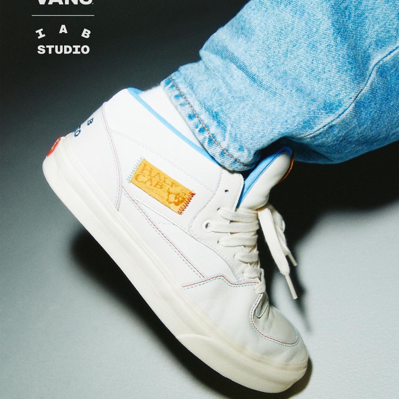 Vans x IAB Studio Half Cab Marshmallow Antique White 착용 스타일 - 1