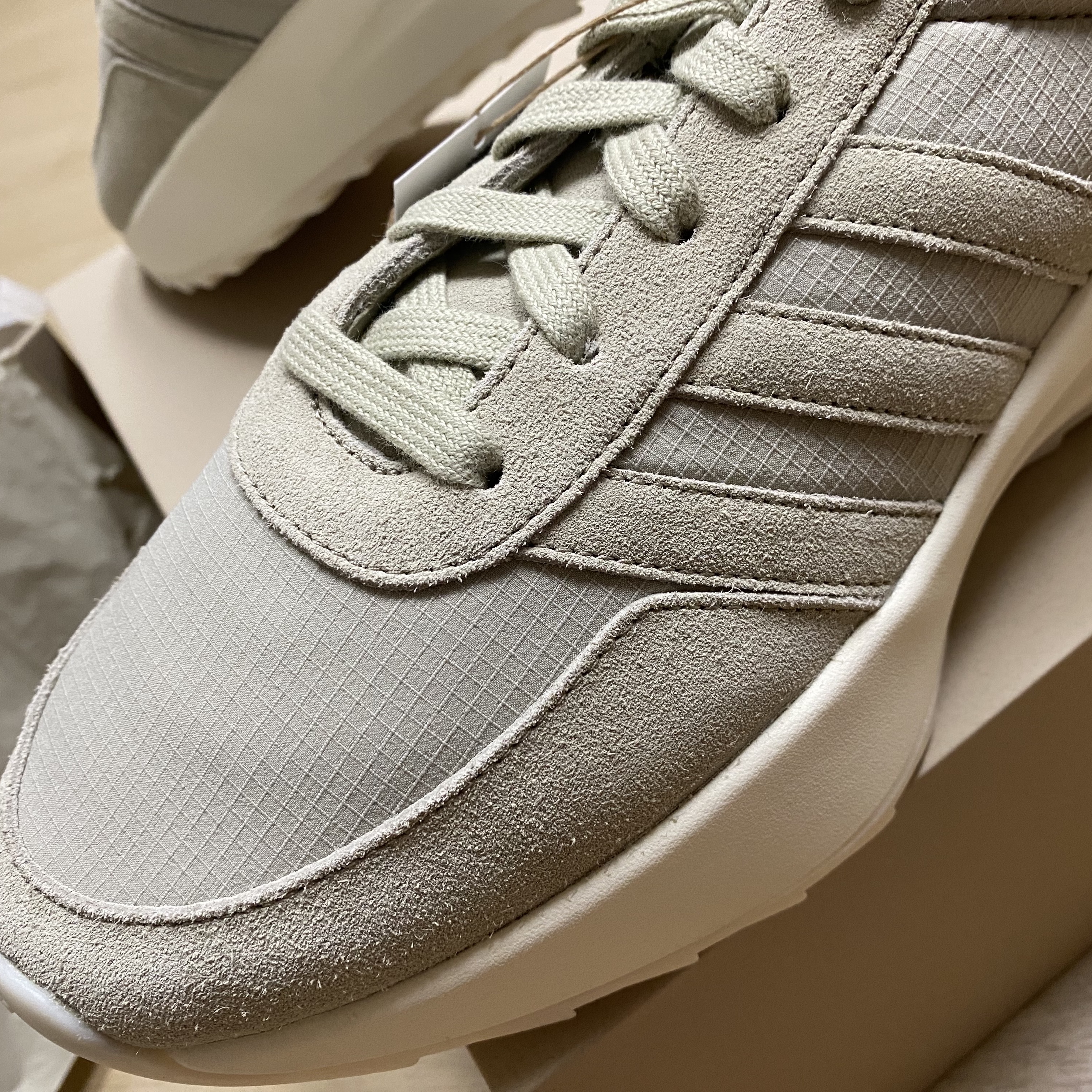 Adidas x Fear of God Athletics Los Angeles Runner Sesame Cloud White 착용 스타일 - 3