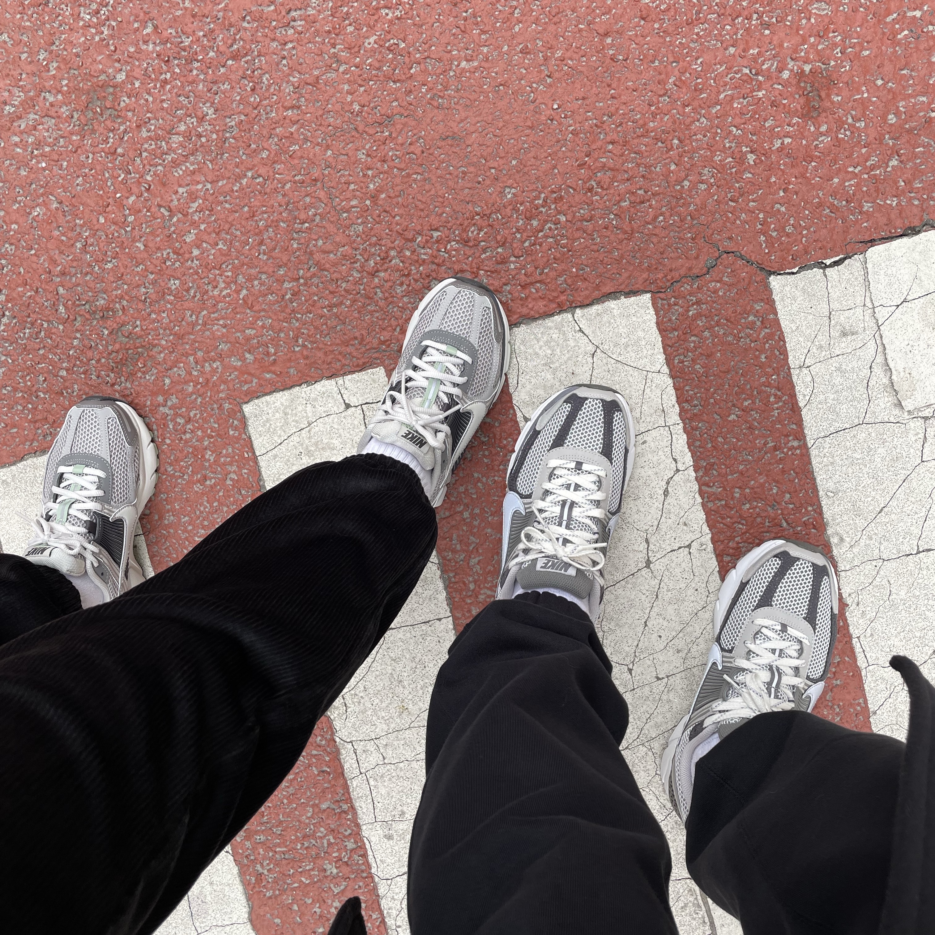 Nike Zoom Vomero 5 PRM Light Iron Ore and Flat Fewter 착용 스타일 - 1