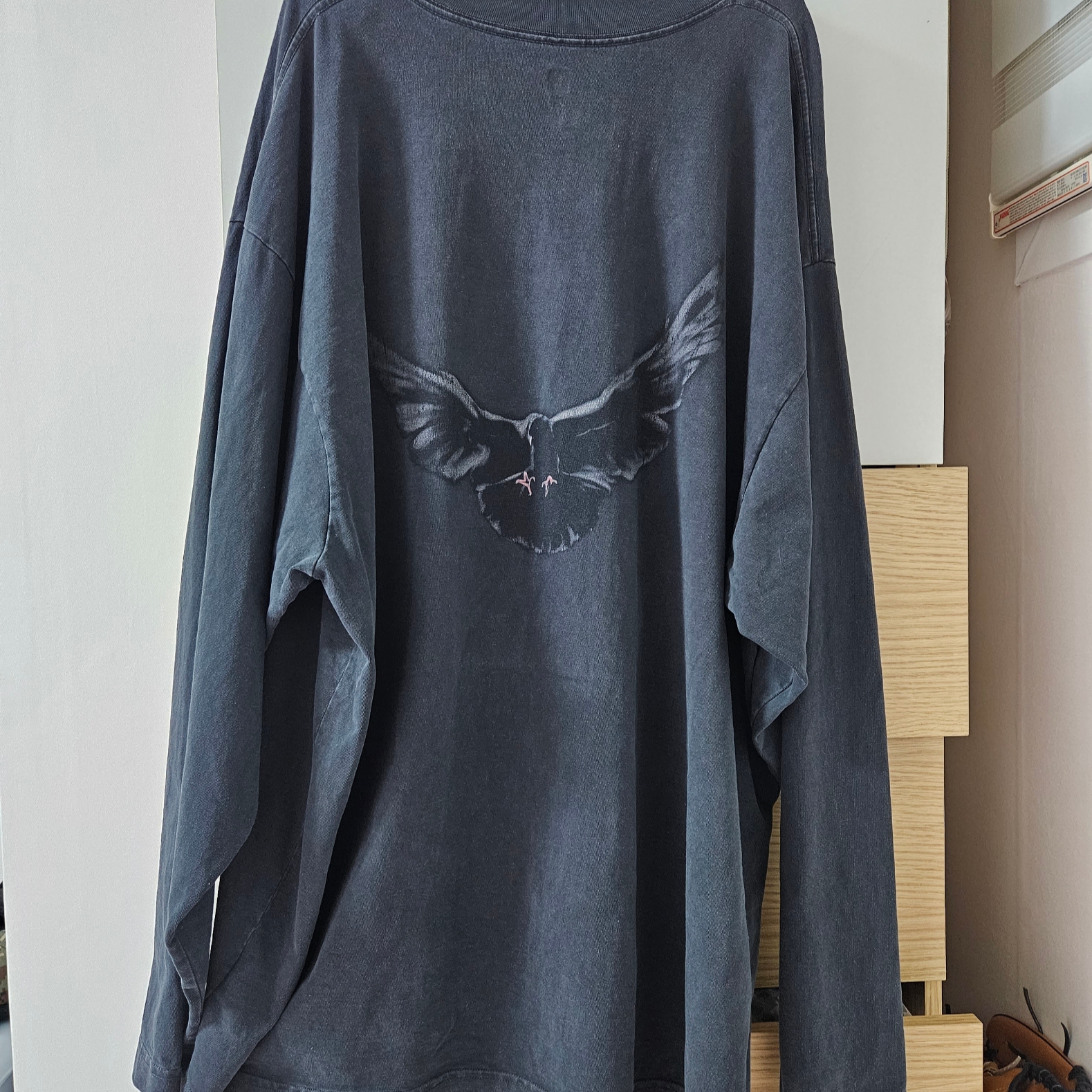 Yeezy Gap Engineered By Balenciaga Dove Long Sleeve T-Shirt Washed Black 착용 스타일 - 2