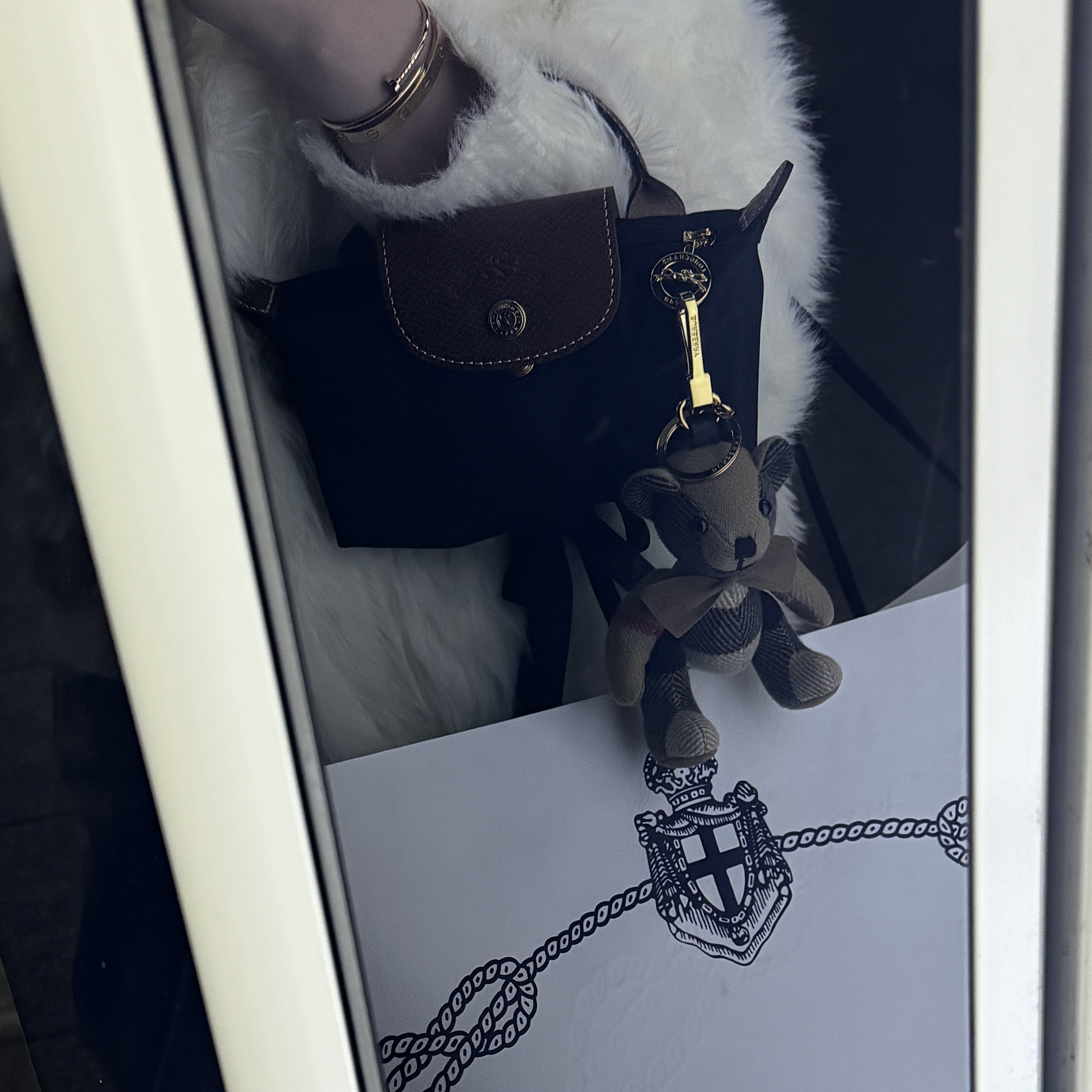 Longchamp Le Pliage Original Handle Pouch Black, Burberry Bow Tie Thomas Bear Charm Archive Beige 착용 스타일
