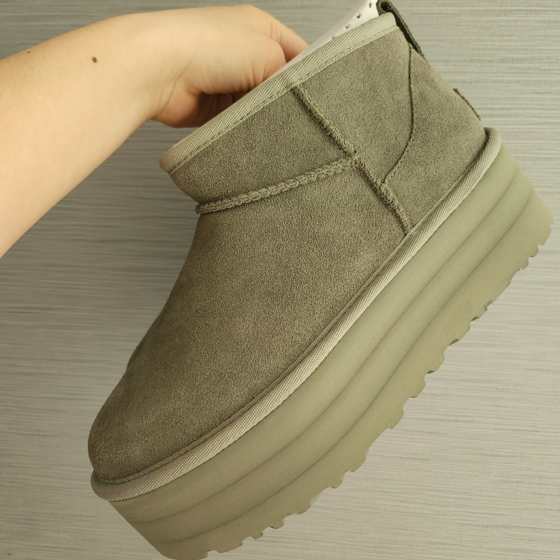 (W) UGG Classic Ultra Mini Platform Boots Moss Green 착용 스타일