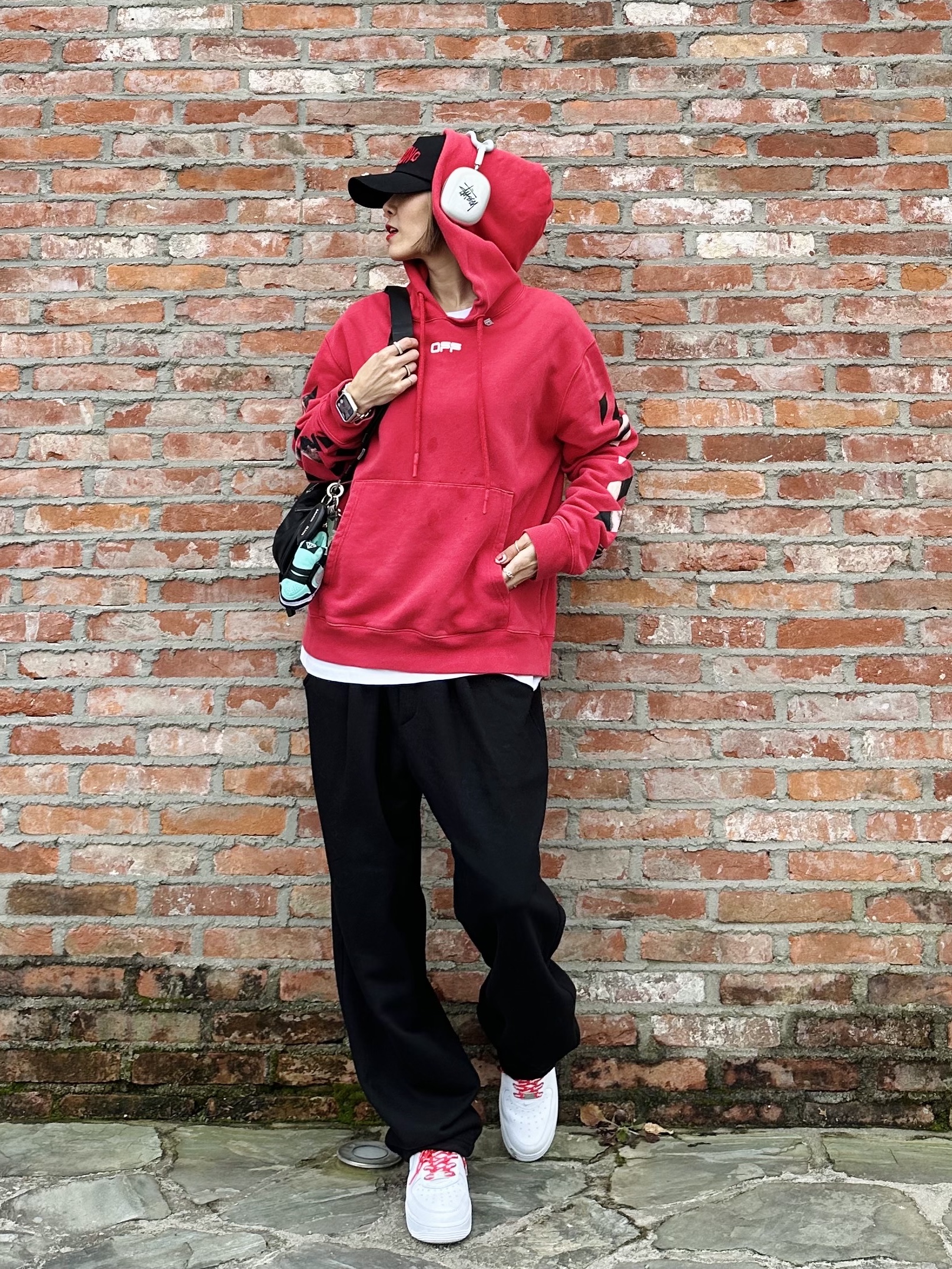 Nike x Supreme Air Force 1 Low White, Apple AirPods Max Lightning Silver (Korean Ver.) 착용 스타일 - 1