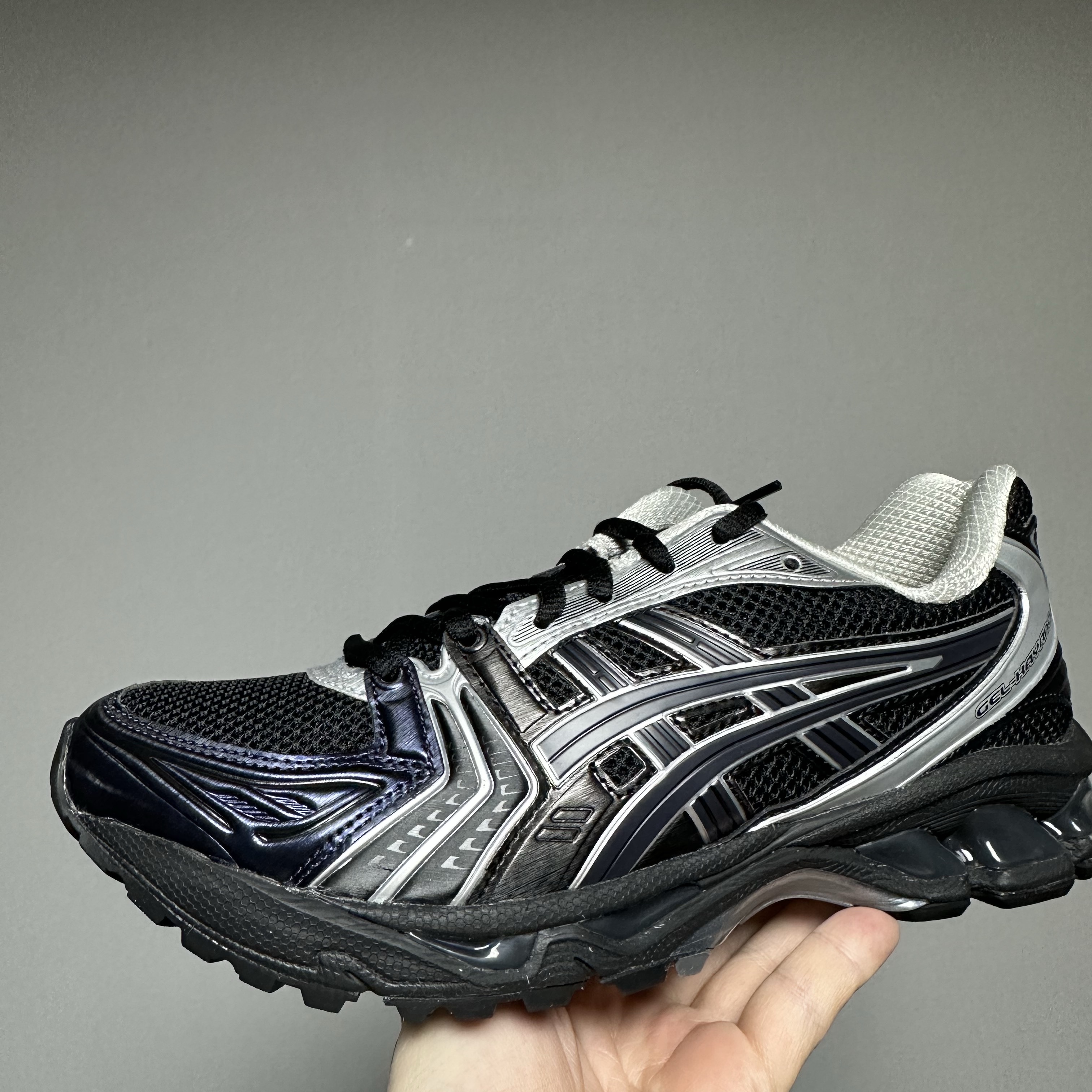 Asics x Atmos x Undermycar Gel-Kayano 14 Black Pure Silver 착용 스타일 - 1