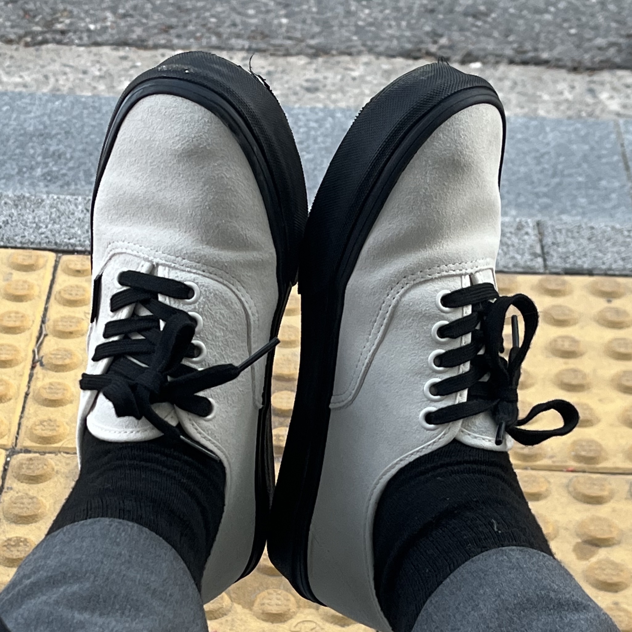 Vans Authentic Suede Marshmallow Black 착용 스타일 - 3