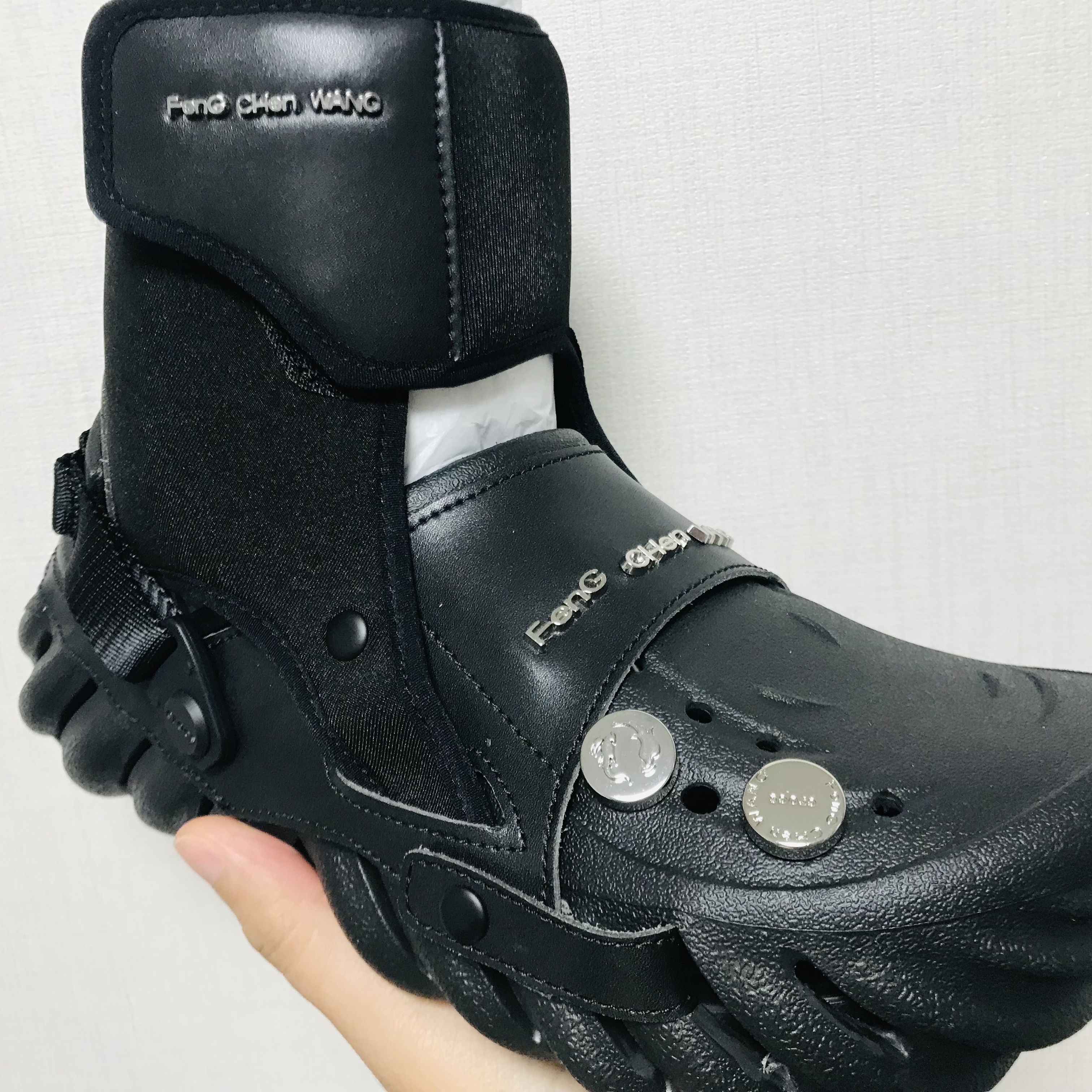 Crocs x Feng Chen Wang Echo Clog Black 착용 스타일