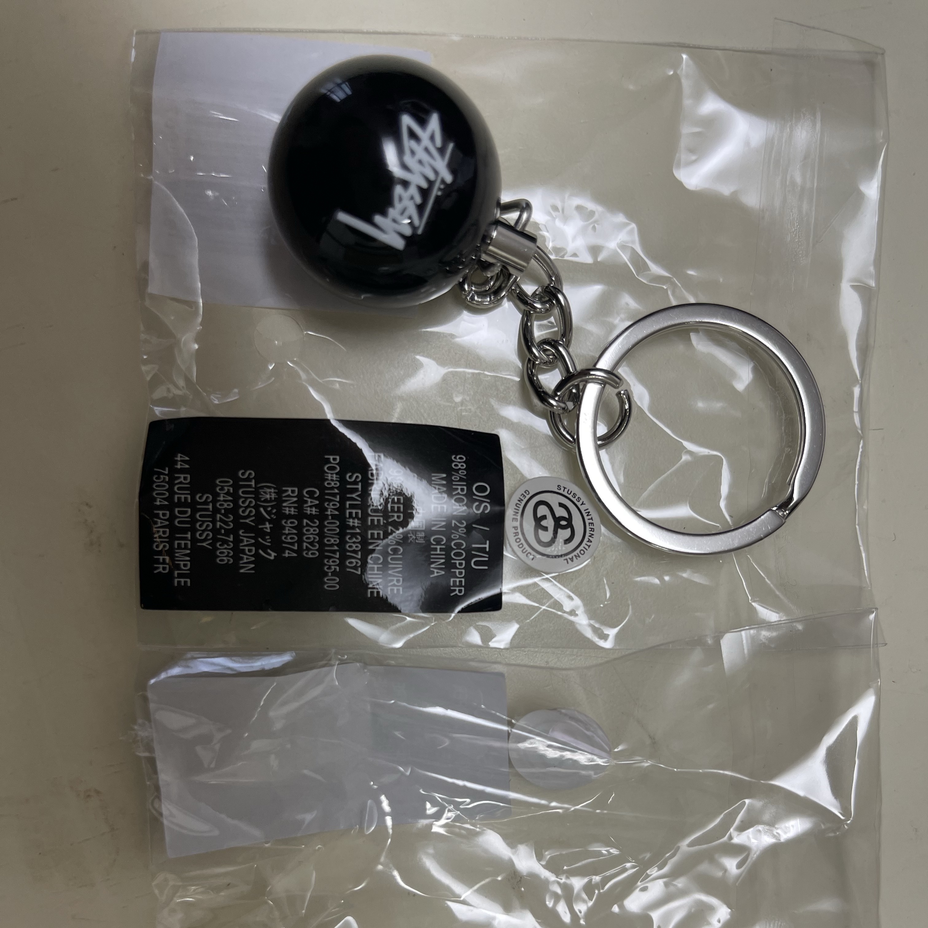 Stussy 8 Ball Keychain Black 착용 스타일