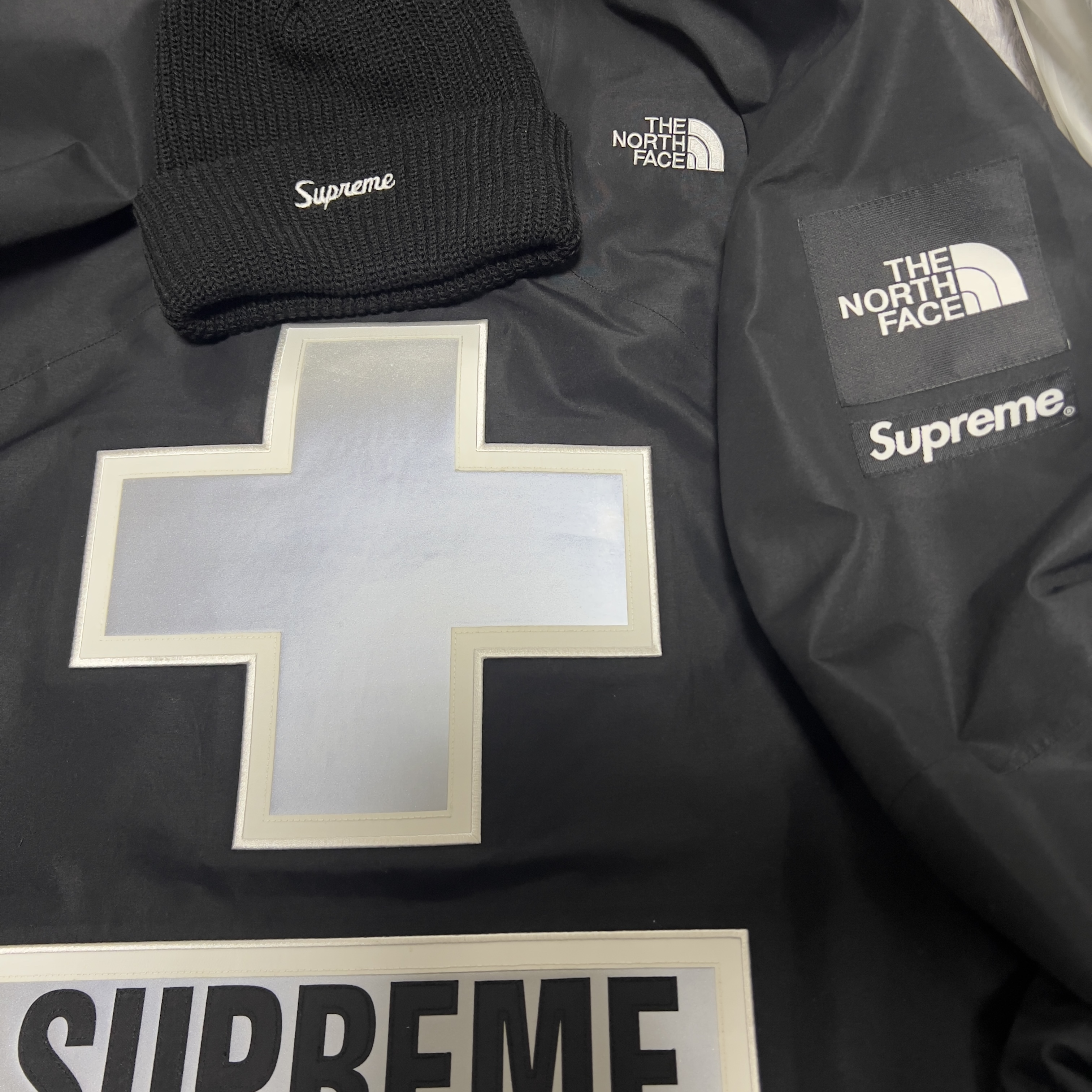 Supreme Box Logo Hooded Sweatshirt Black - 23FW, Supreme x The North Face Summit Series Rescue Mountain Pro Jacket Black - 22SS 착용 스타일 - 2