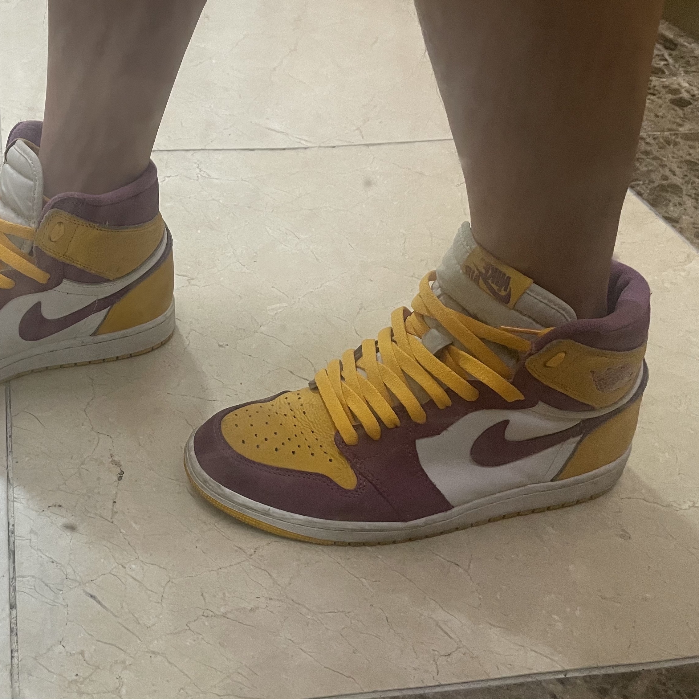 Jordan 1 Retro High OG University Gold Light Bordeaux 착용 스타일