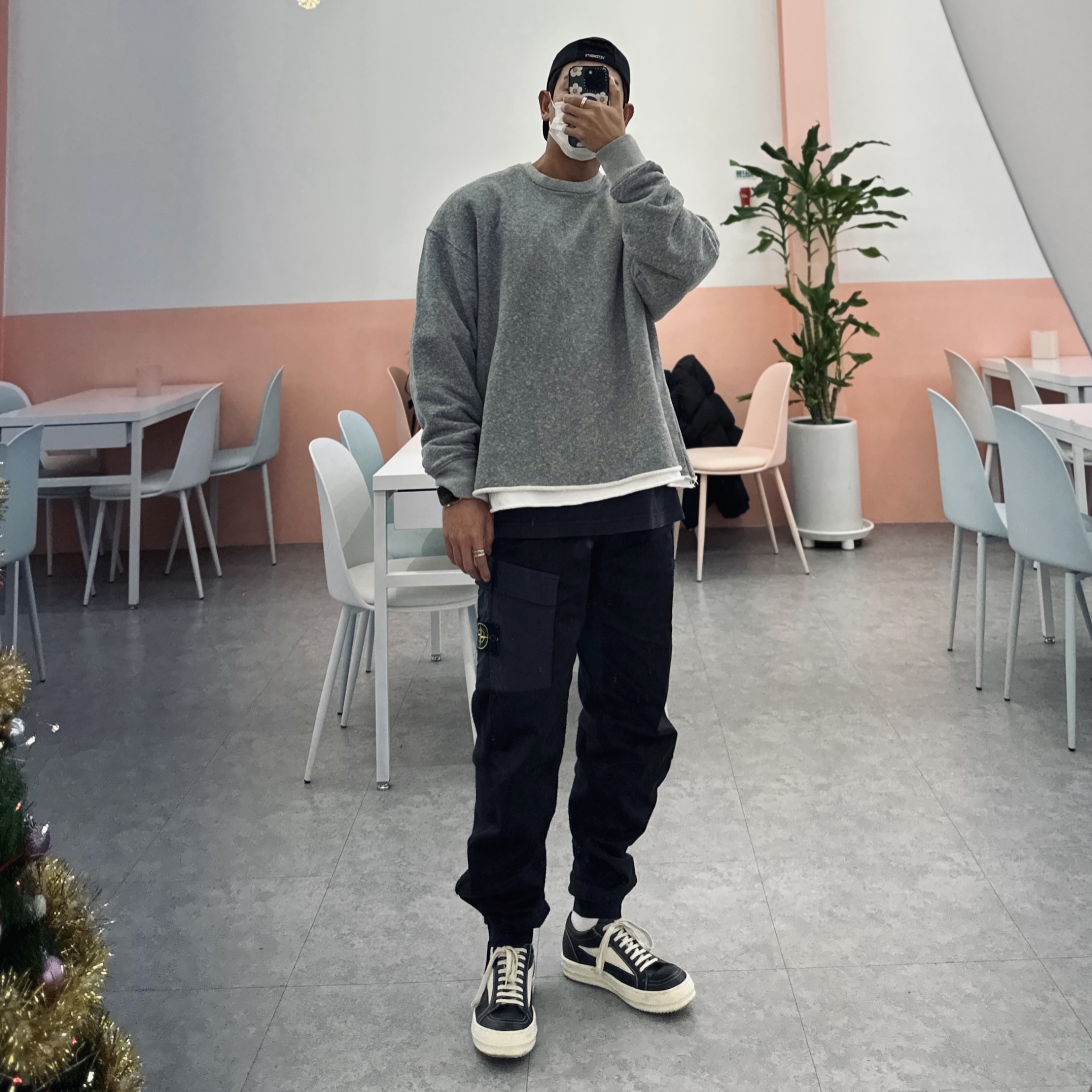 Rick Owens Vintage Sneakers Black, Chrome Hearts Triple Cross Hollywood Script Logo LS T-Shirt Black 착용 스타일