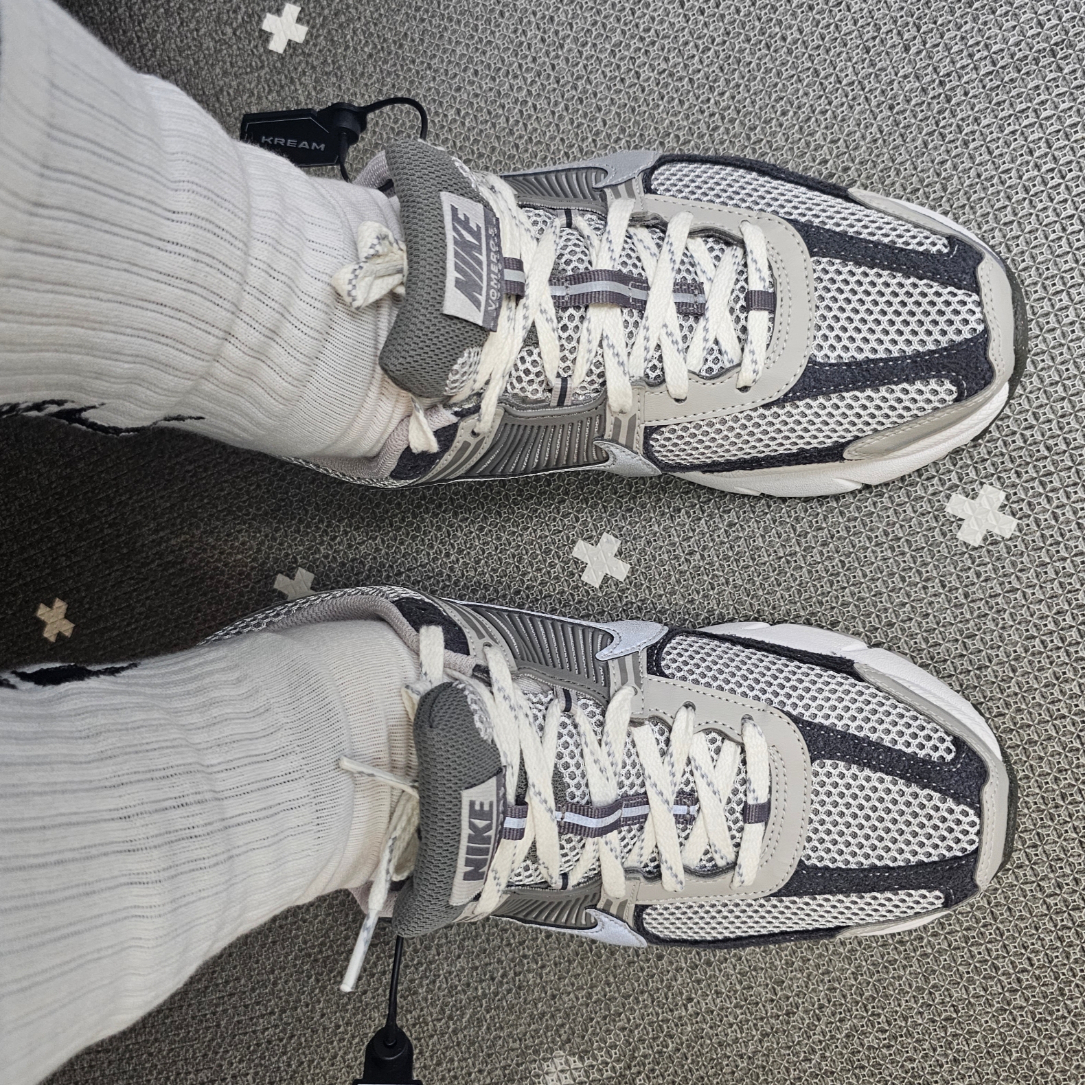 Nike Zoom Vomero 5 PRM Light Iron Ore and Flat Fewter 착용 스타일 - 2