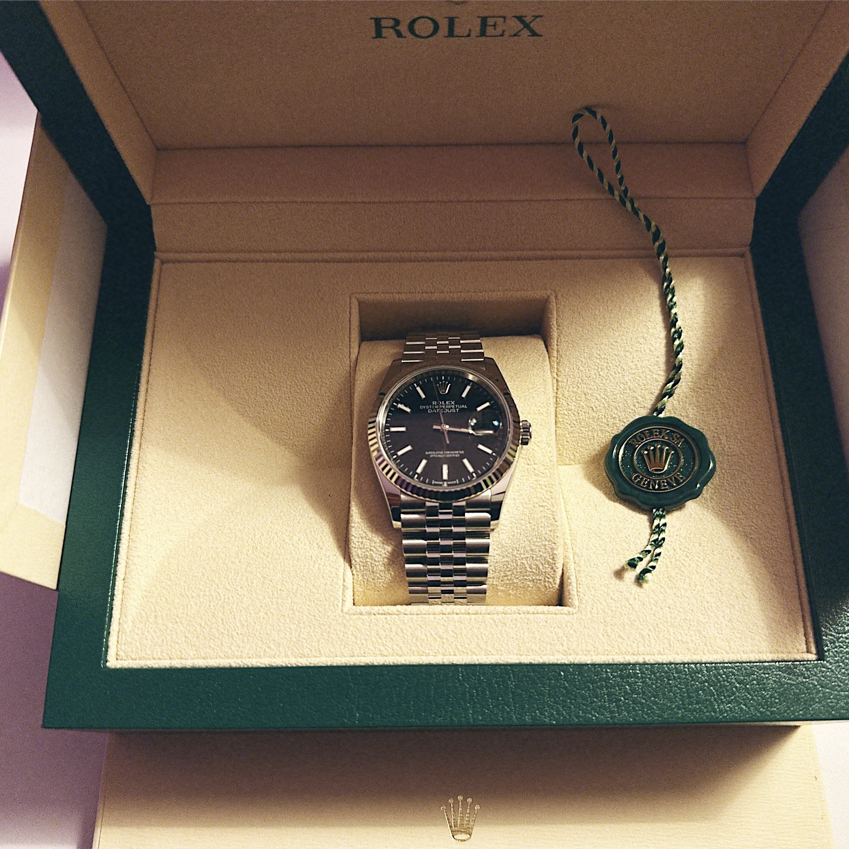 Rolex Datejust 36mm 126234 Bright Black Jubilee 착용 스타일 - 2