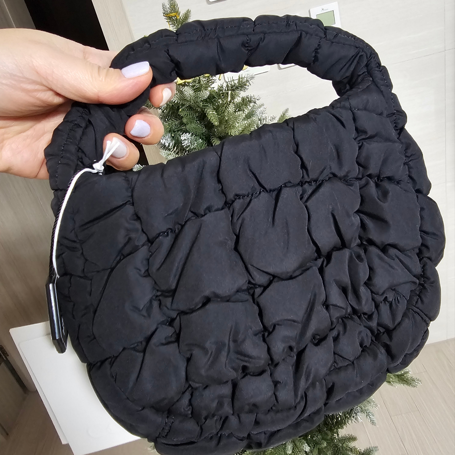 COS Quilted Micro Bag Black 착용 스타일 - 1
