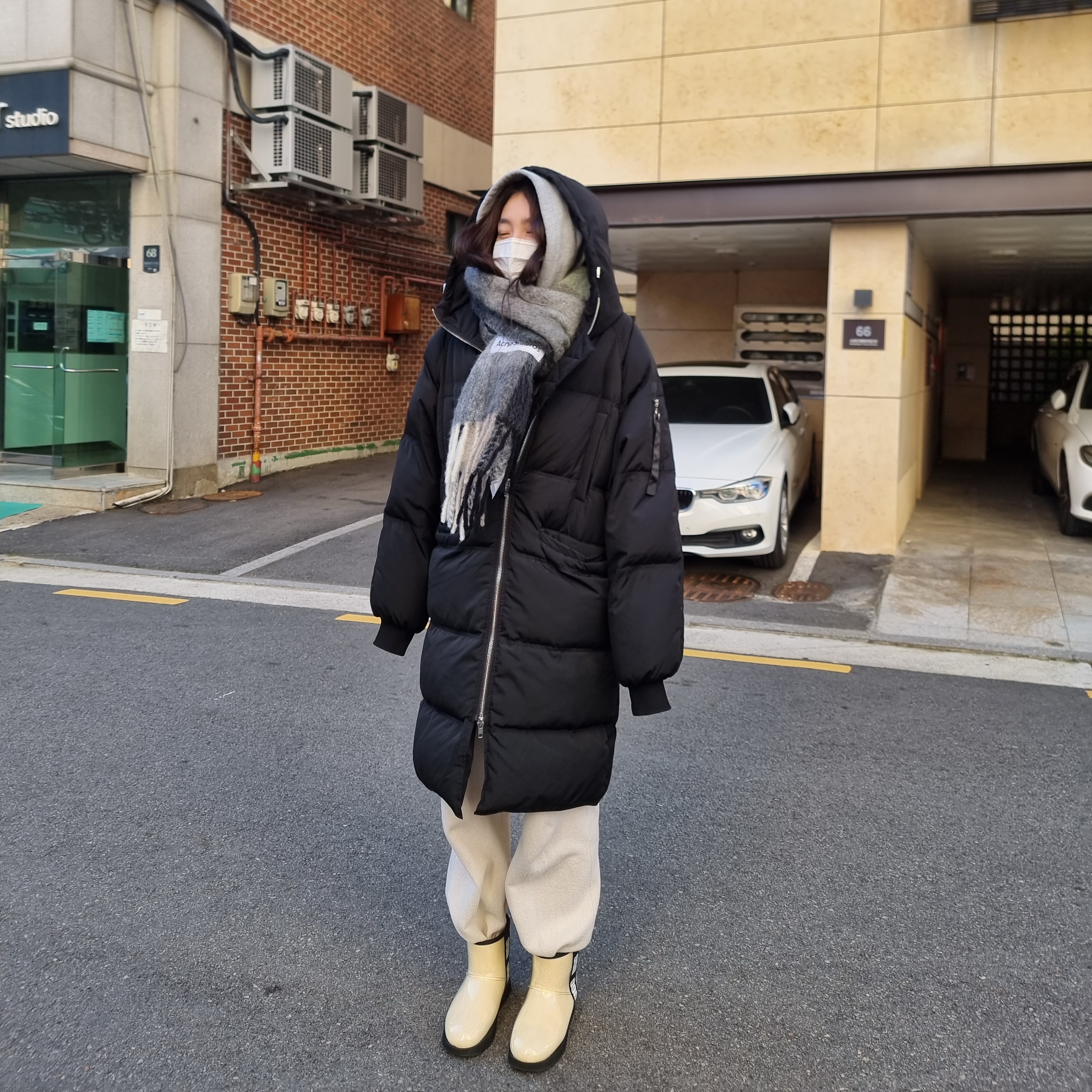 (W) UGG Classic Clear Mini Boots Natural Black 착용 스타일 - 2